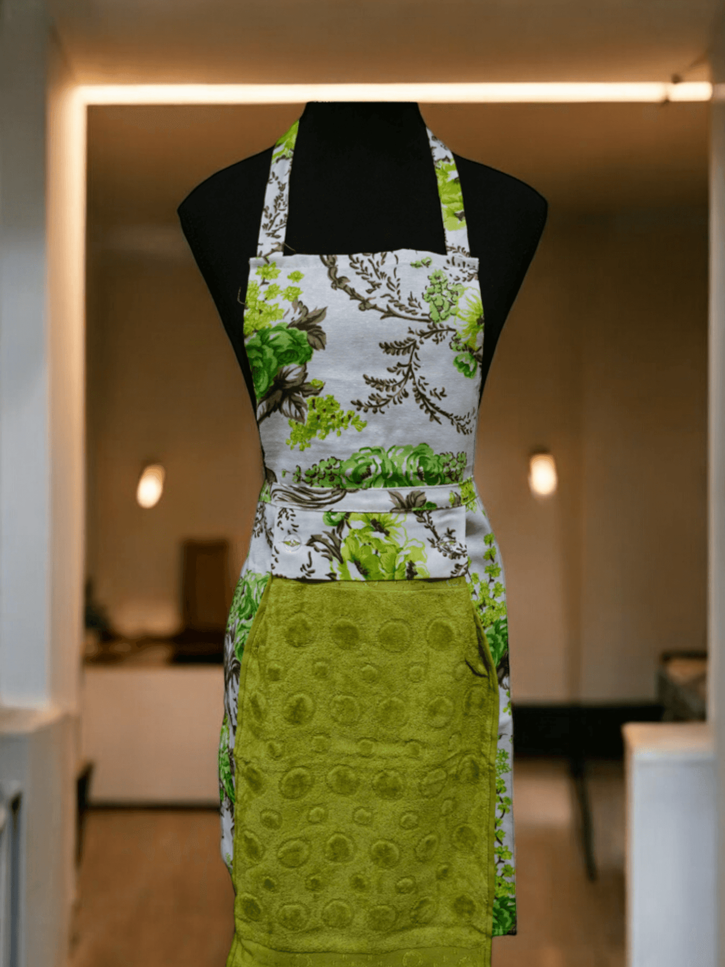 Turkish cotton colourful aprons. Luxury cotton aprons. Apron with attachable towel. Kitchen aprons. Kitchen gift ideas. Mother’s day gift. Kitchen wear and kitchen décor.