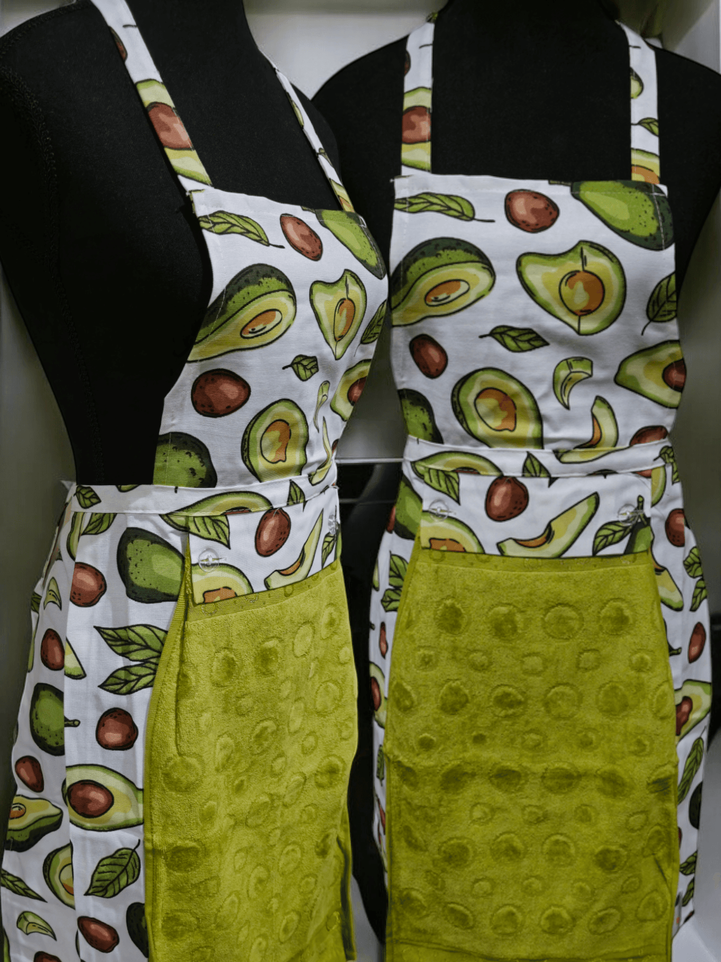 Turkish cotton colourful aprons. Luxury cotton aprons. Apron with attachable towel. Kitchen aprons. Kitchen gift ideas. Mother’s day gift. Kitchen wear and kitchen décor.