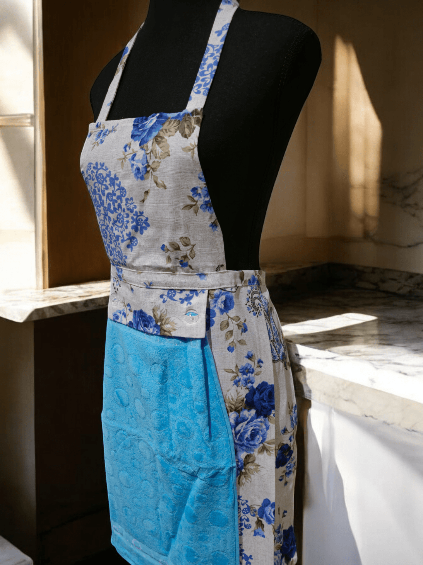 Turkish cotton colourful aprons. Luxury cotton aprons. Apron with attachable towel. Kitchen aprons. Kitchen gift ideas. Mother’s day gift. Kitchen wear and kitchen décor.