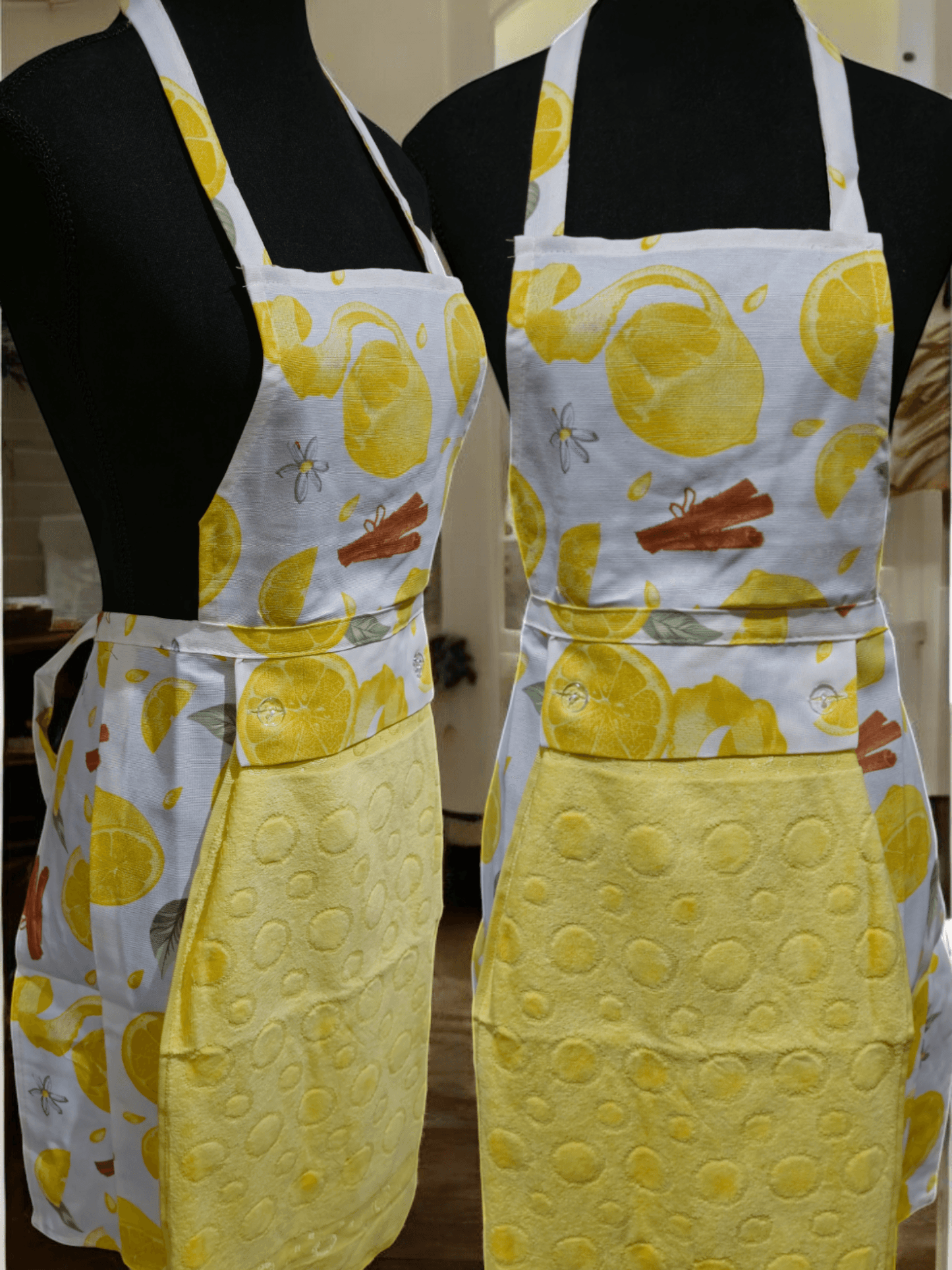 Turkish cotton colourful aprons. Luxury cotton aprons. Apron with attachable towel. Kitchen aprons. Kitchen gift ideas. Mother’s day gift. Kitchen wear and kitchen décor.