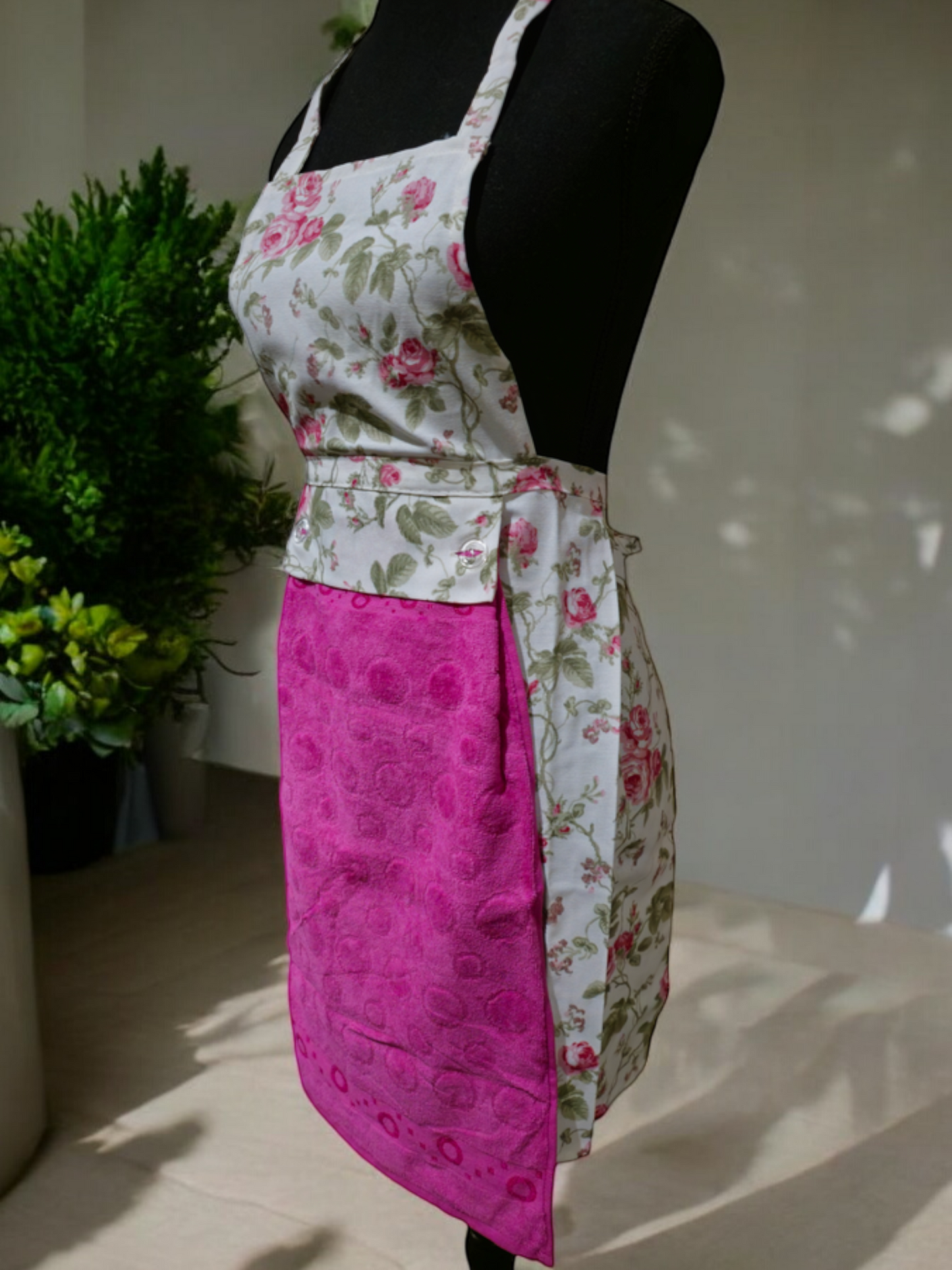 Turkish cotton colourful aprons. Luxury cotton aprons. Apron with attachable towel. Kitchen aprons. Kitchen gift ideas. Mother’s day gift. Kitchen wear and kitchen décor.