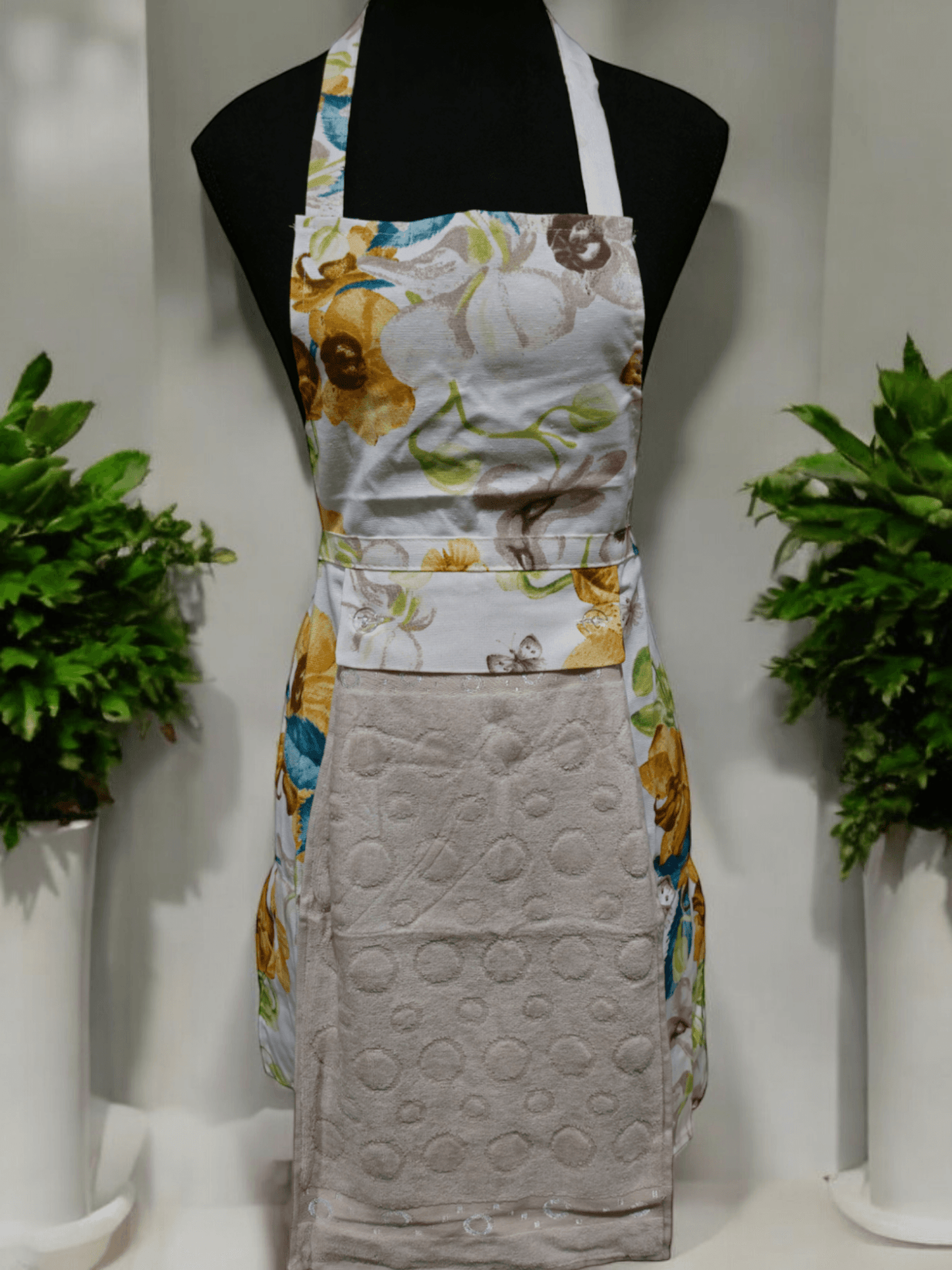 Turkish cotton colourful aprons. Luxury cotton aprons. Apron with attachable towel. Kitchen aprons. Kitchen gift ideas. Mother’s day gift. Kitchen wear and kitchen décor.