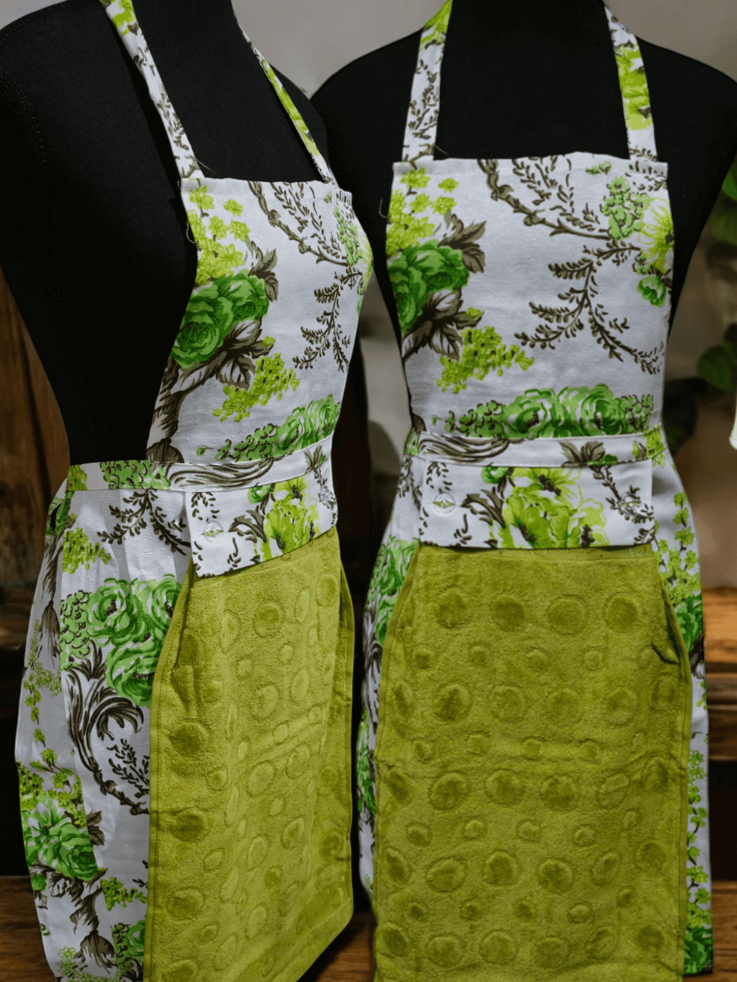 Turkish cotton colourful aprons. Luxury cotton aprons. Apron with attachable towel. Kitchen aprons. Kitchen gift ideas. Mother’s day gift. Kitchen wear and kitchen décor.