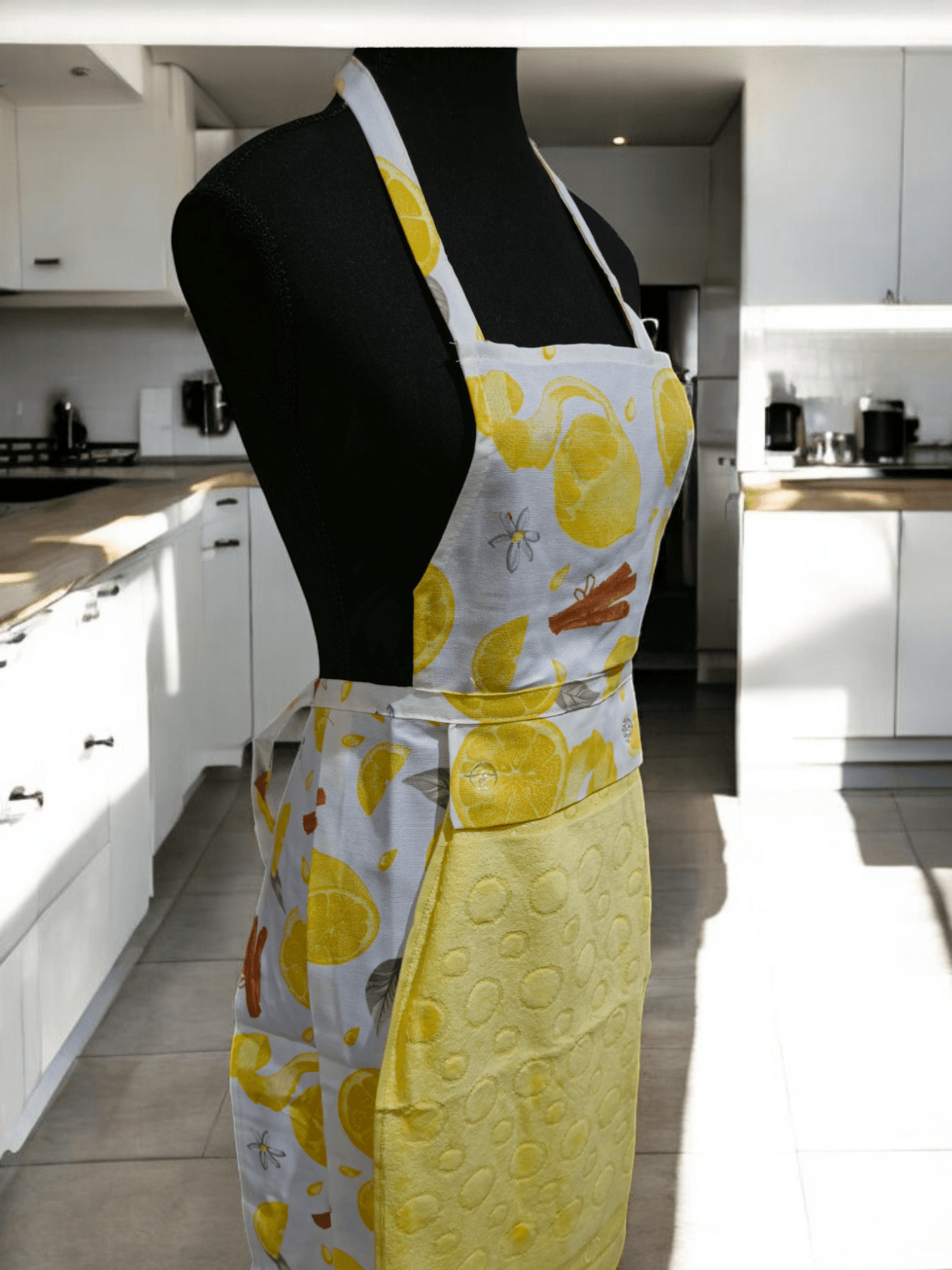 Turkish cotton colourful aprons. Luxury cotton aprons. Apron with attachable towel. Kitchen aprons. Kitchen gift ideas. Mother’s day gift. Kitchen wear and kitchen décor.