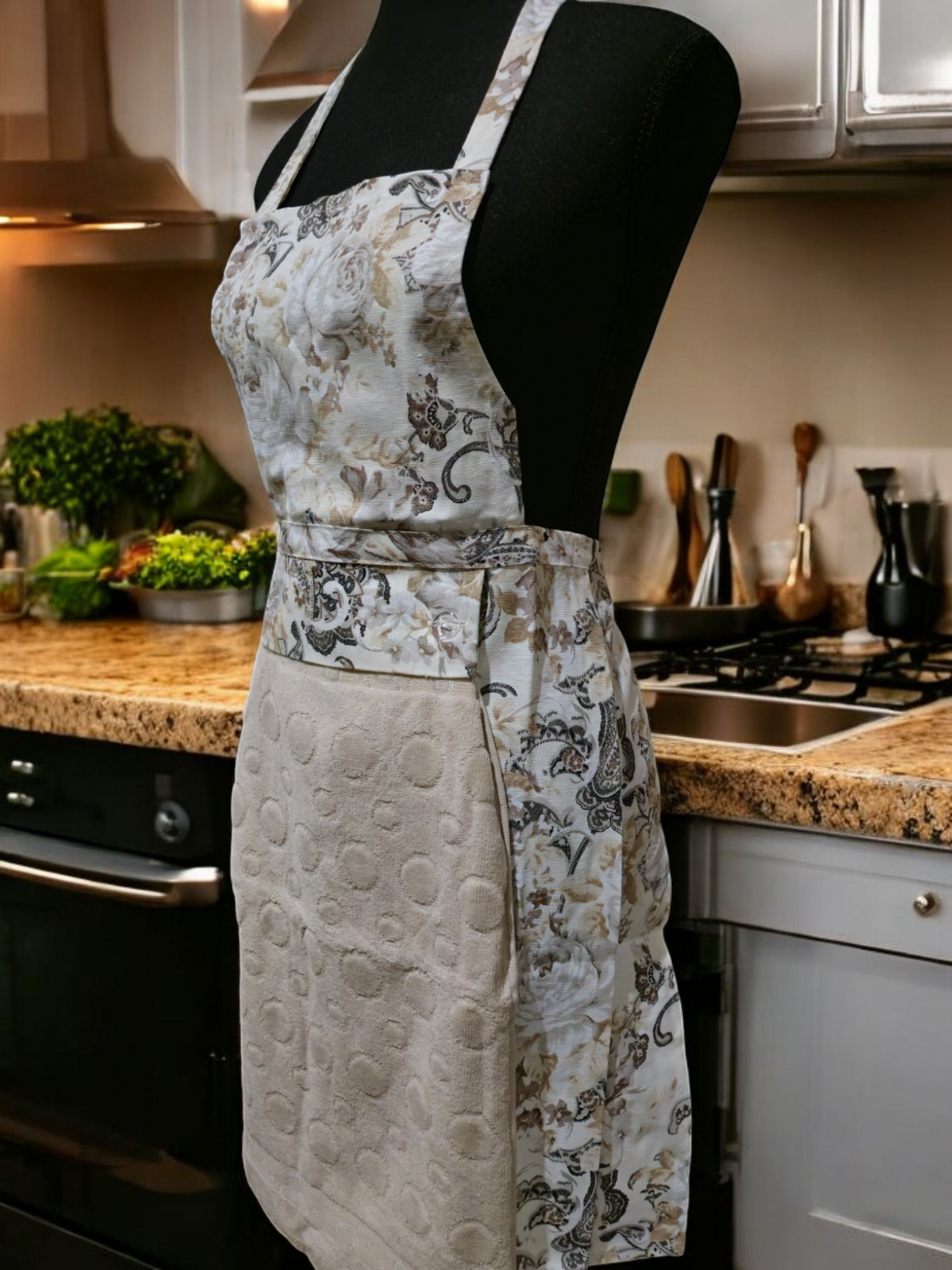 Turkish cotton colourful aprons. Luxury cotton aprons. Apron with attachable towel. Kitchen aprons. Kitchen gift ideas. Mother’s day gift. Kitchen wear and kitchen décor.
