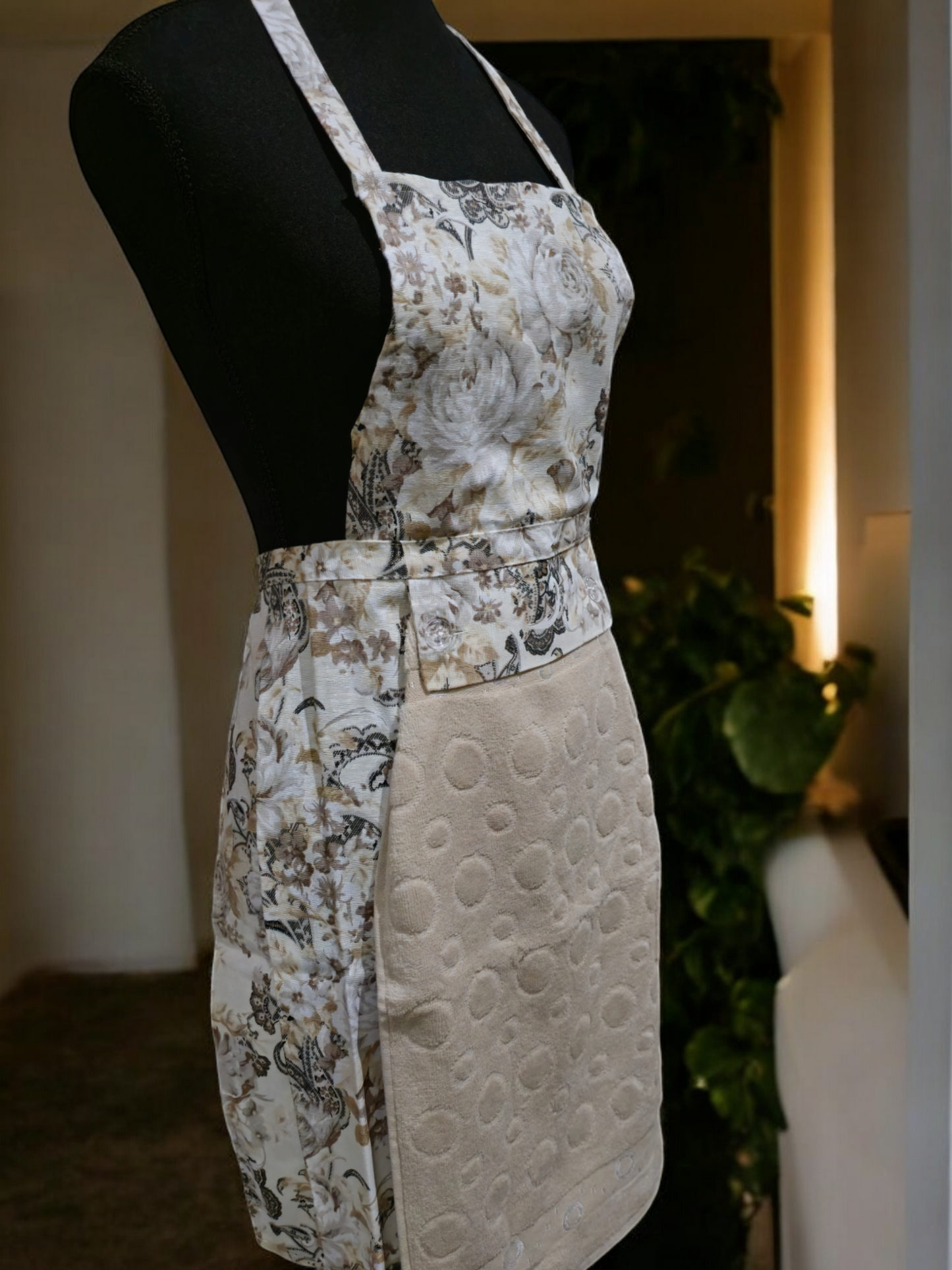 Turkish cotton colourful aprons. Luxury cotton aprons. Apron with attachable towel. Kitchen aprons. Kitchen gift ideas. Mother’s day gift. Kitchen wear and kitchen décor.
