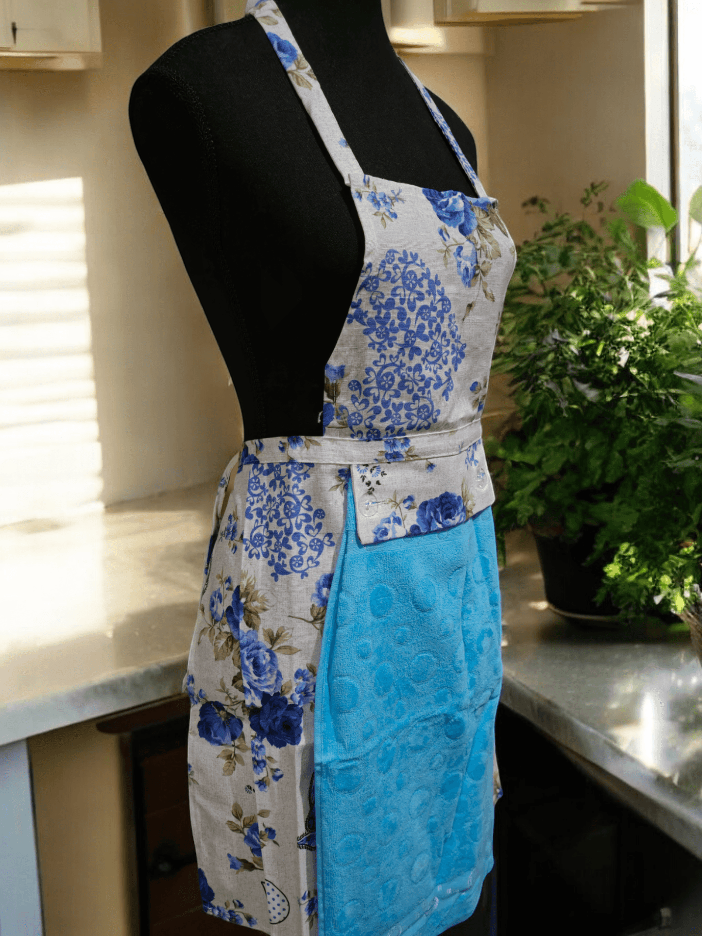 Turkish cotton colourful aprons. Luxury cotton aprons. Apron with attachable towel. Kitchen aprons. Kitchen gift ideas. Mother’s day gift. Kitchen wear and kitchen décor.