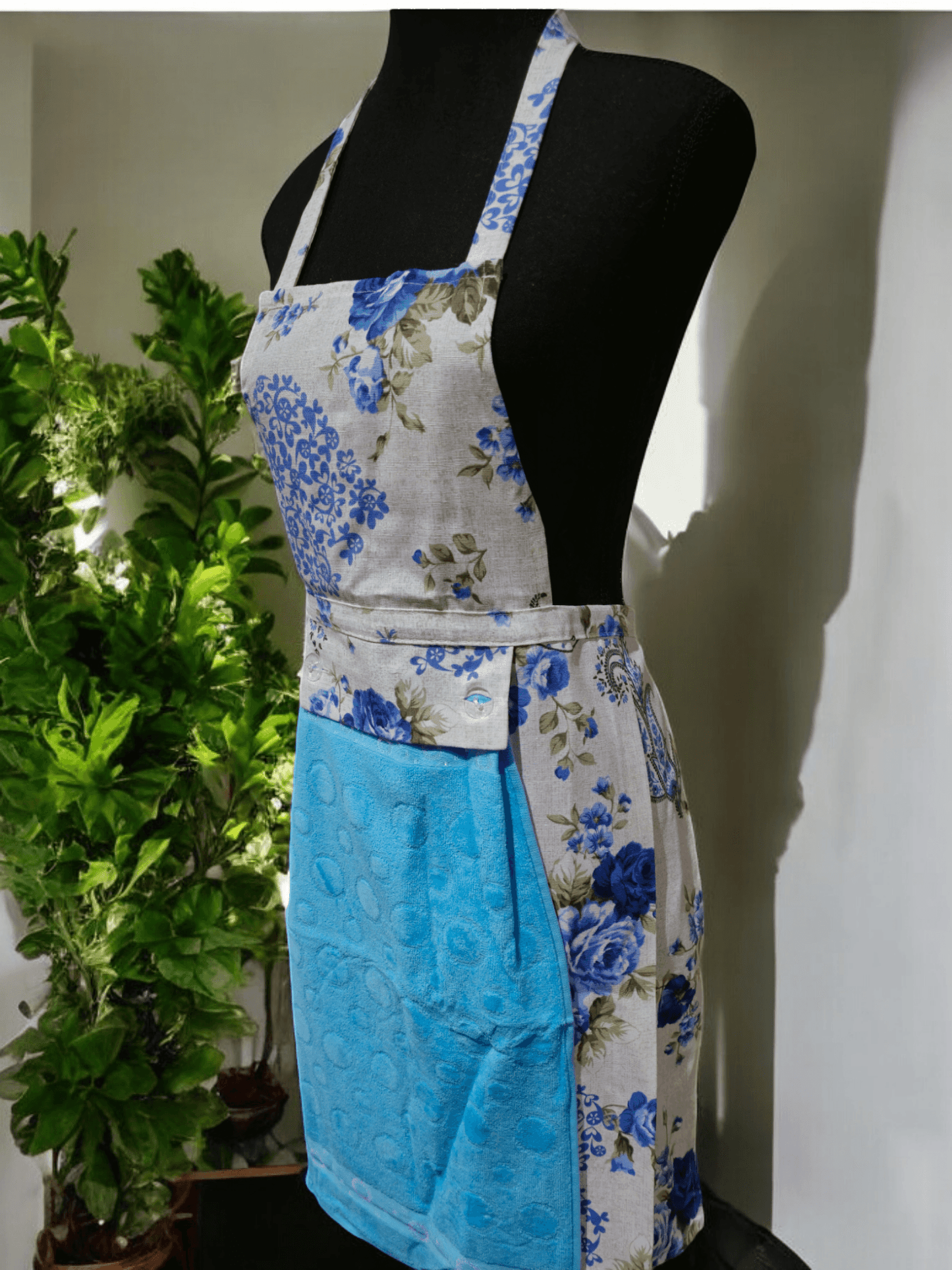 Turkish cotton colourful aprons. Luxury cotton aprons. Apron with attachable towel. Kitchen aprons. Kitchen gift ideas. Mother’s day gift. Kitchen wear and kitchen décor.