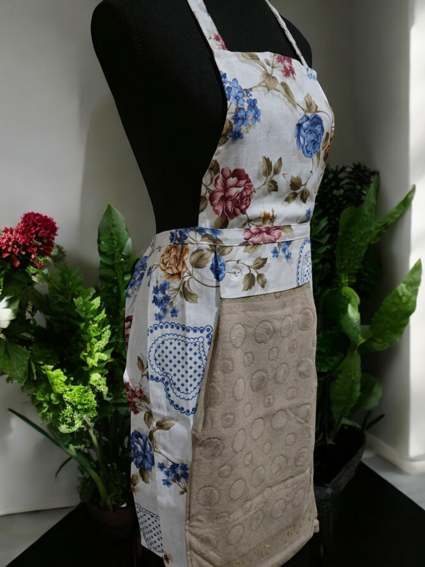 Turkish cotton colourful aprons. Luxury cotton aprons. Apron with attachable towel. Kitchen aprons. Kitchen gift ideas. Mother’s day gift. Kitchen wear and kitchen décor.