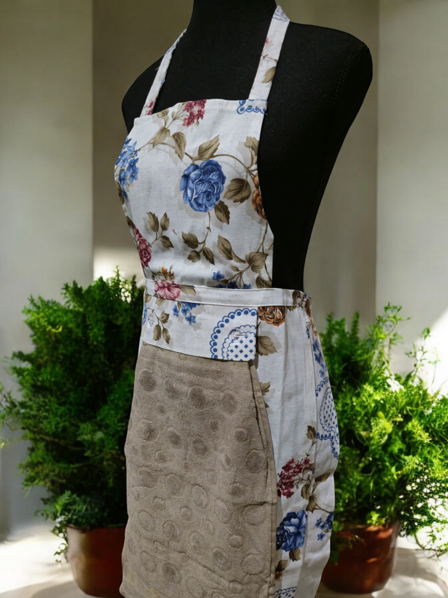 Turkish cotton colourful aprons. Luxury cotton aprons. Apron with attachable towel. Kitchen aprons. Kitchen gift ideas. Mother’s day gift. Kitchen wear and kitchen décor.