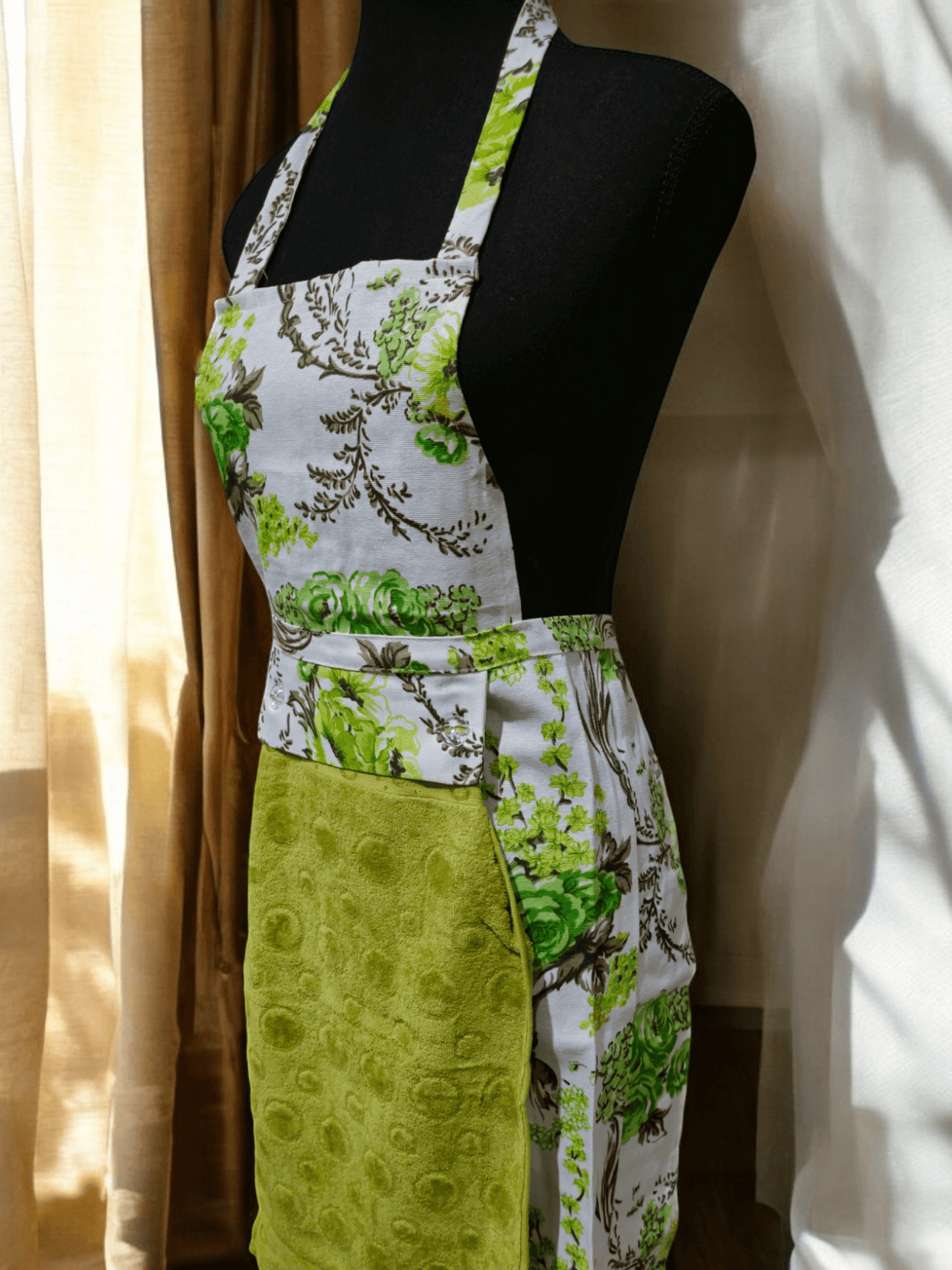 Turkish cotton colourful aprons. Luxury cotton aprons. Apron with attachable towel. Kitchen aprons. Kitchen gift ideas. Mother’s day gift. Kitchen wear and kitchen décor.