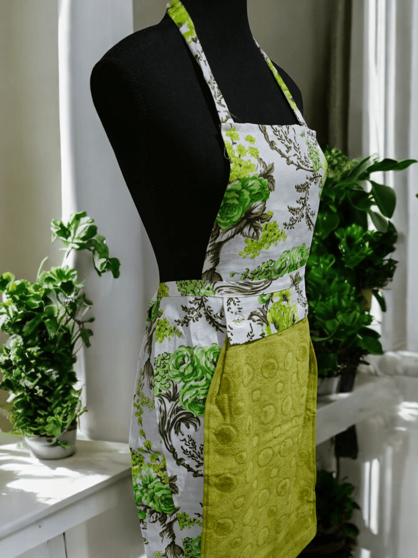 Turkish cotton colourful aprons. Luxury cotton aprons. Apron with attachable towel. Kitchen aprons. Kitchen gift ideas. Mother’s day gift. Kitchen wear and kitchen décor.
