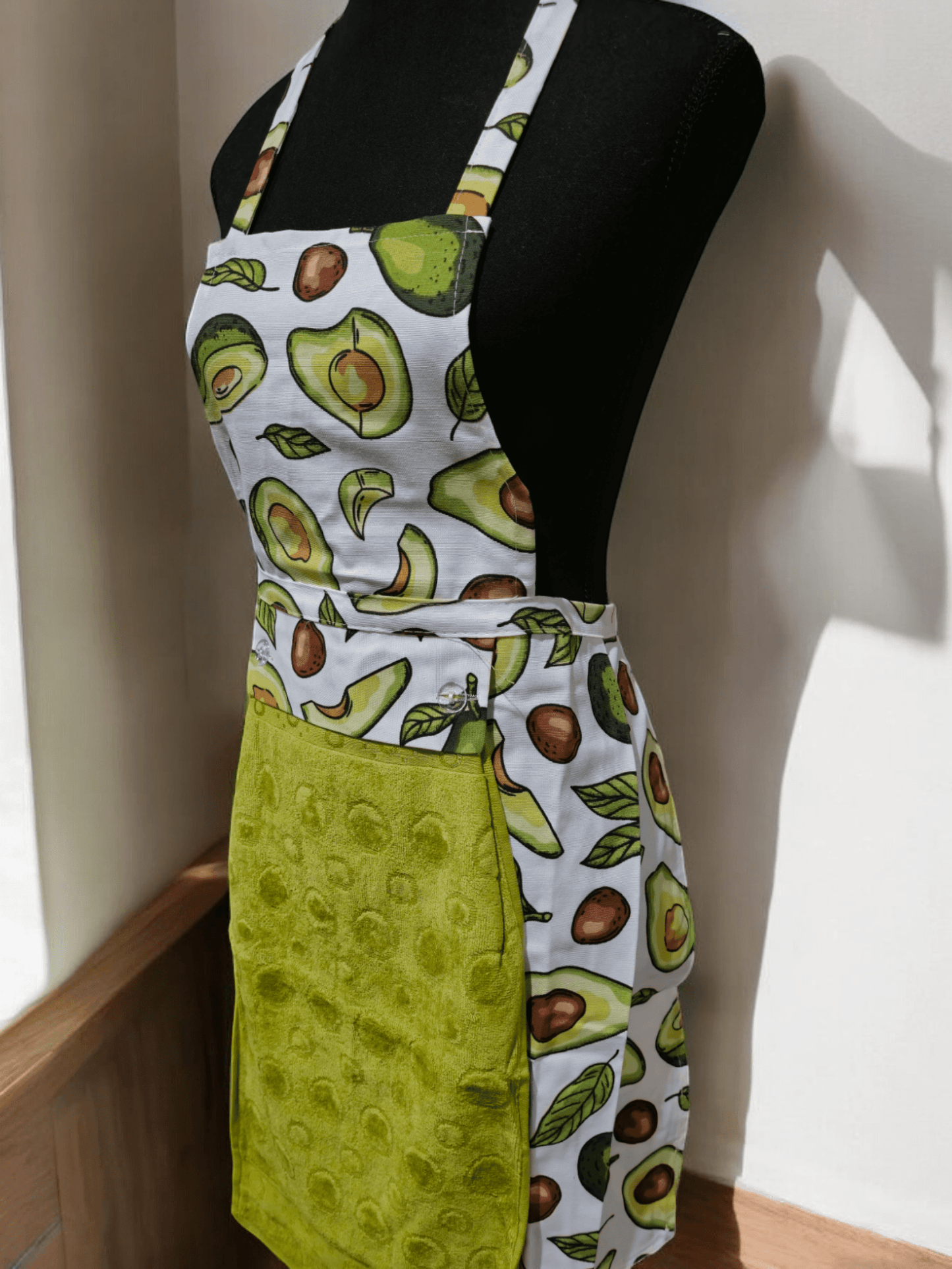 Turkish cotton colourful aprons. Luxury cotton aprons. Apron with attachable towel. Kitchen aprons. Kitchen gift ideas. Mother’s day gift. Kitchen wear and kitchen décor.