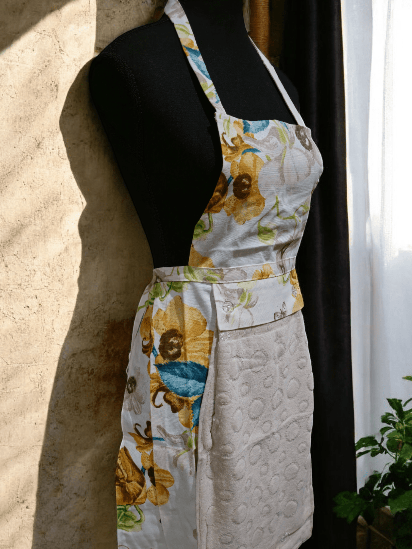 Turkish cotton colourful aprons. Luxury cotton aprons. Apron with attachable towel. Kitchen aprons. Kitchen gift ideas. Mother’s day gift. Kitchen wear and kitchen décor.