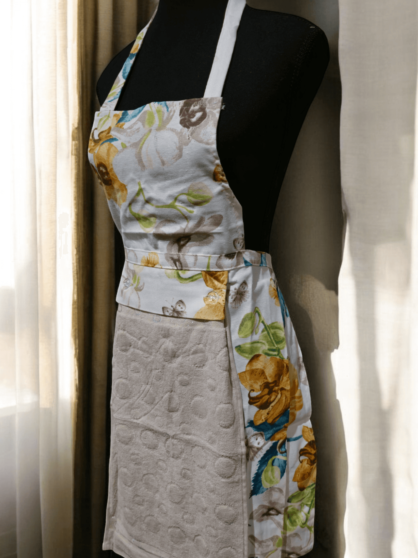 Turkish cotton colourful aprons. Luxury cotton aprons. Apron with attachable towel. Kitchen aprons. Kitchen gift ideas. Mother’s day gift. Kitchen wear and kitchen décor.
