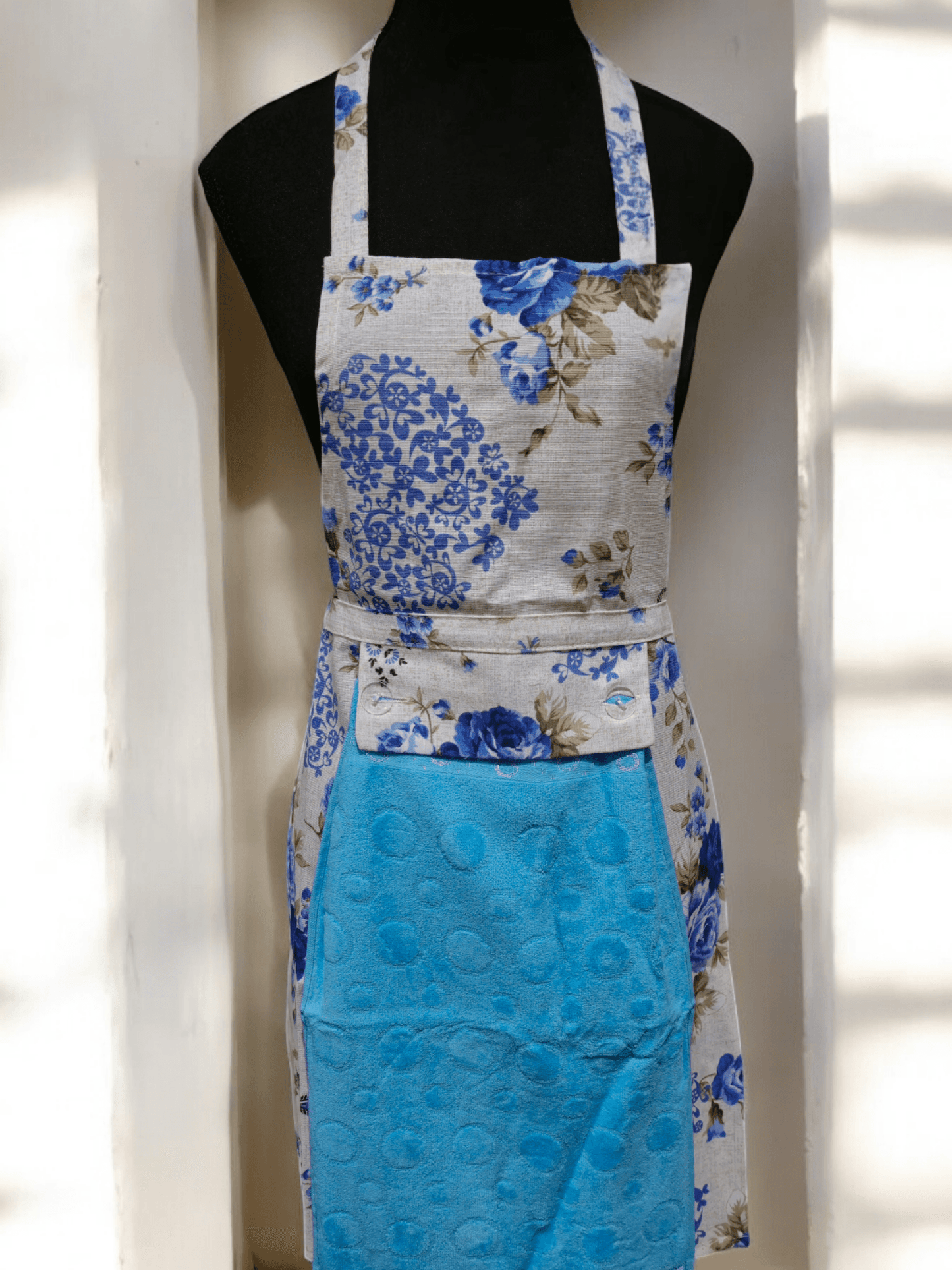 Turkish cotton colourful aprons. Luxury cotton aprons. Apron with attachable towel. Kitchen aprons. Kitchen gift ideas. Mother’s day gift. Kitchen wear and kitchen décor.