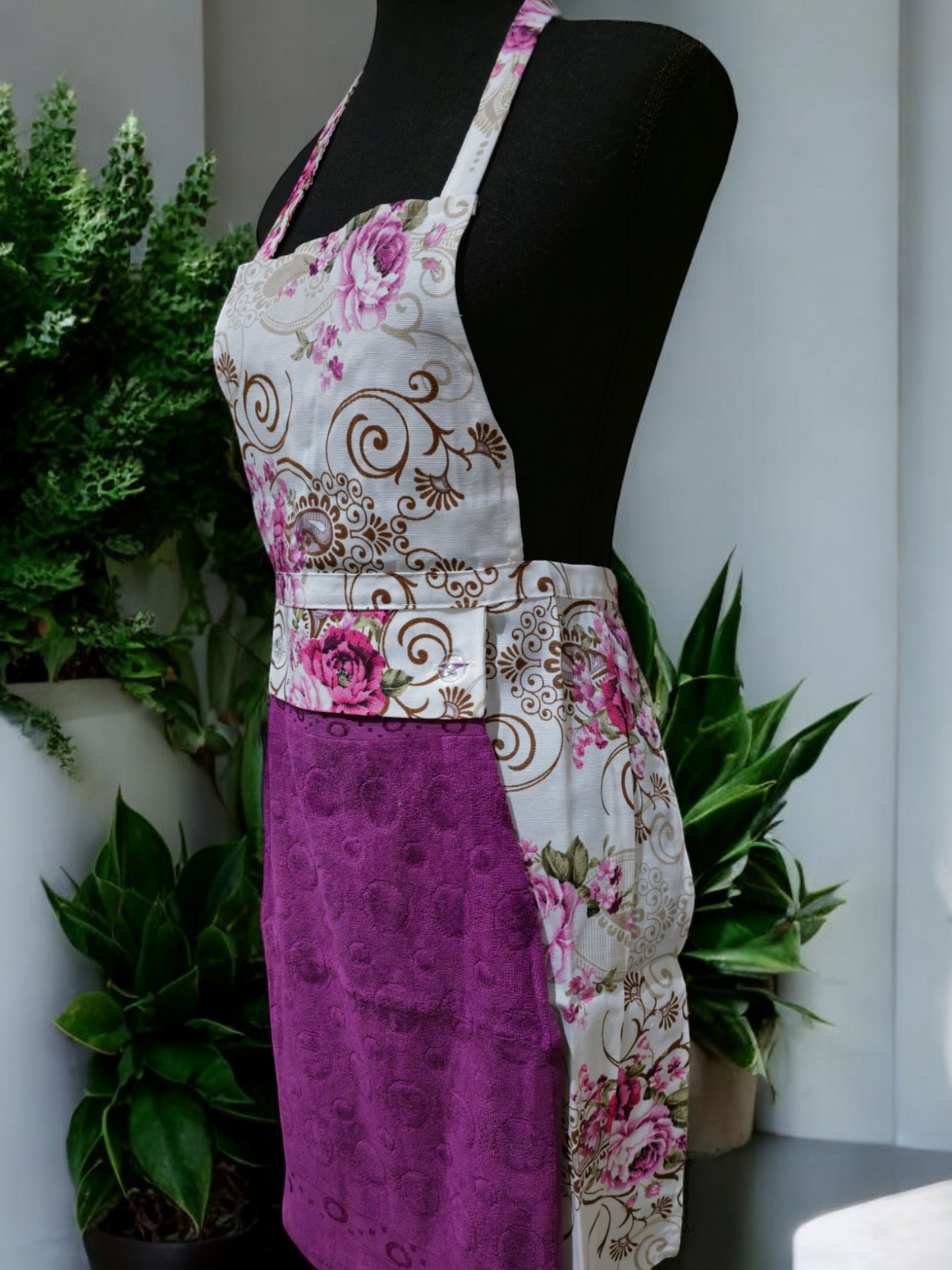 Turkish cotton colourful aprons. Luxury cotton aprons. Apron with attachable towel. Kitchen aprons. Kitchen gift ideas. Mother’s day gift. Kitchen wear and kitchen décor.