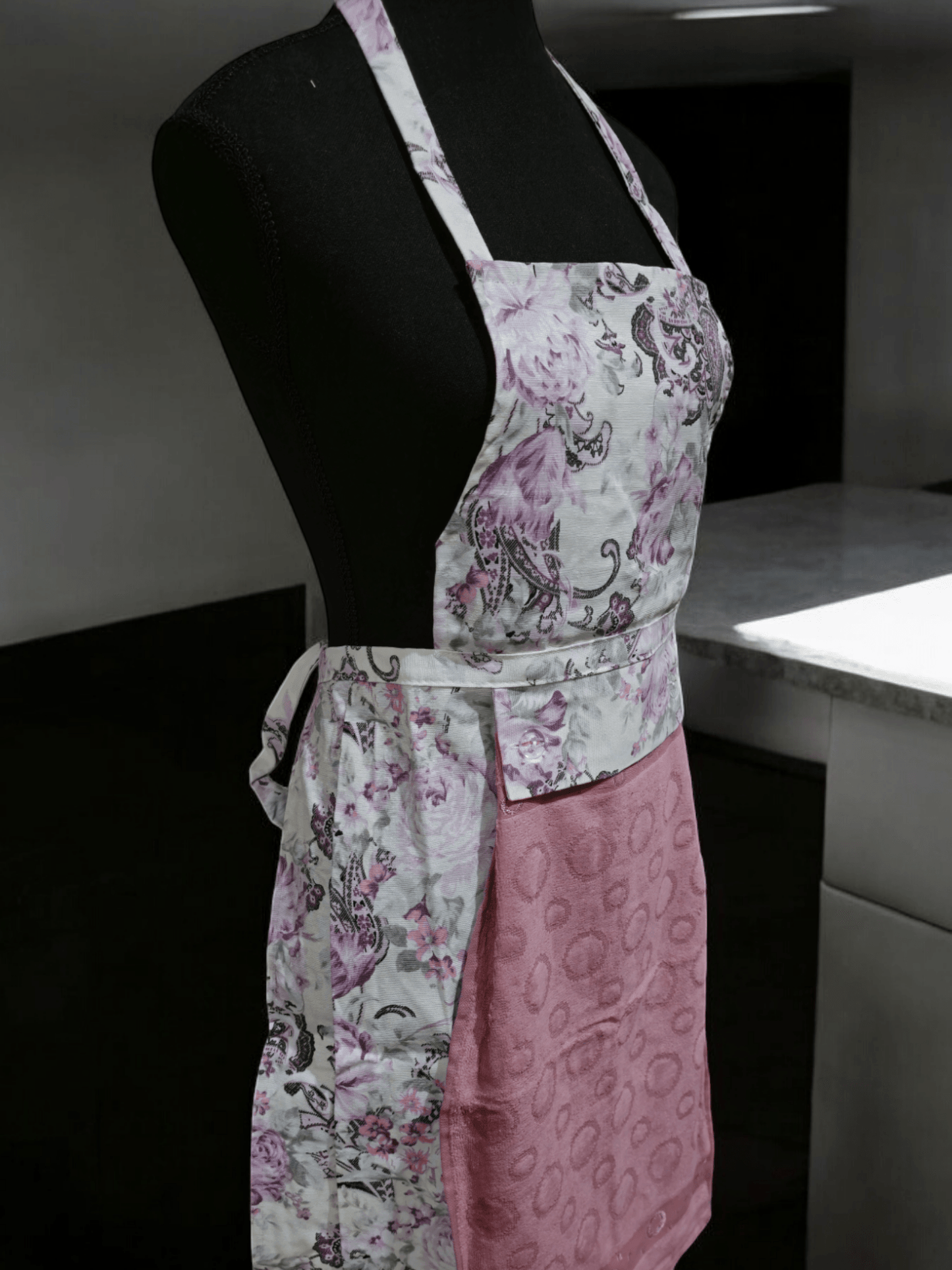 Turkish cotton colourful aprons. Luxury cotton aprons. Apron with attachable towel. Kitchen aprons. Kitchen gift ideas. Mother’s day gift. Kitchen wear and kitchen décor.