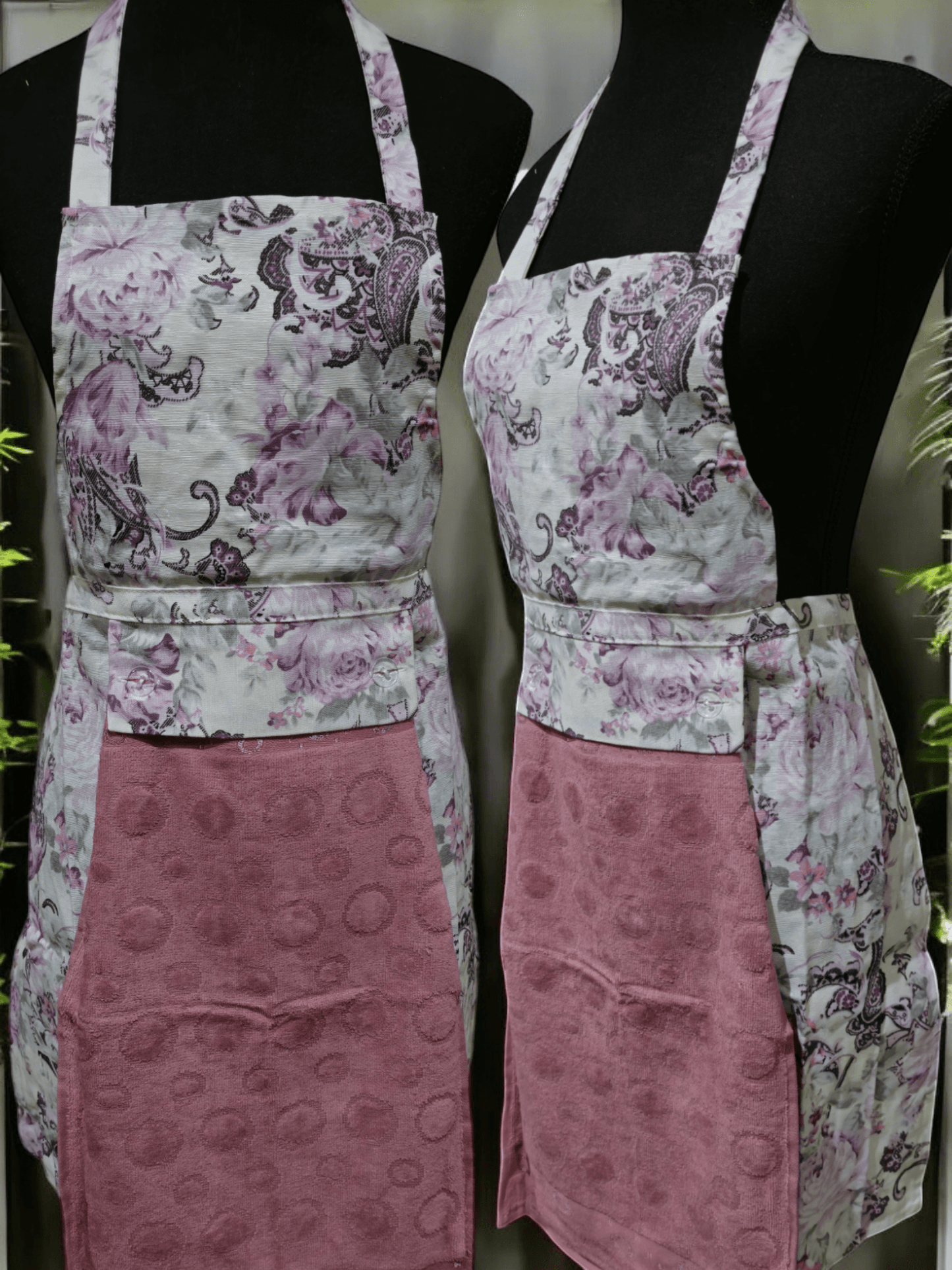 Turkish cotton colourful aprons. Luxury cotton aprons. Apron with attachable towel. Kitchen aprons. Kitchen gift ideas. Mother’s day gift. Kitchen wear and kitchen décor.