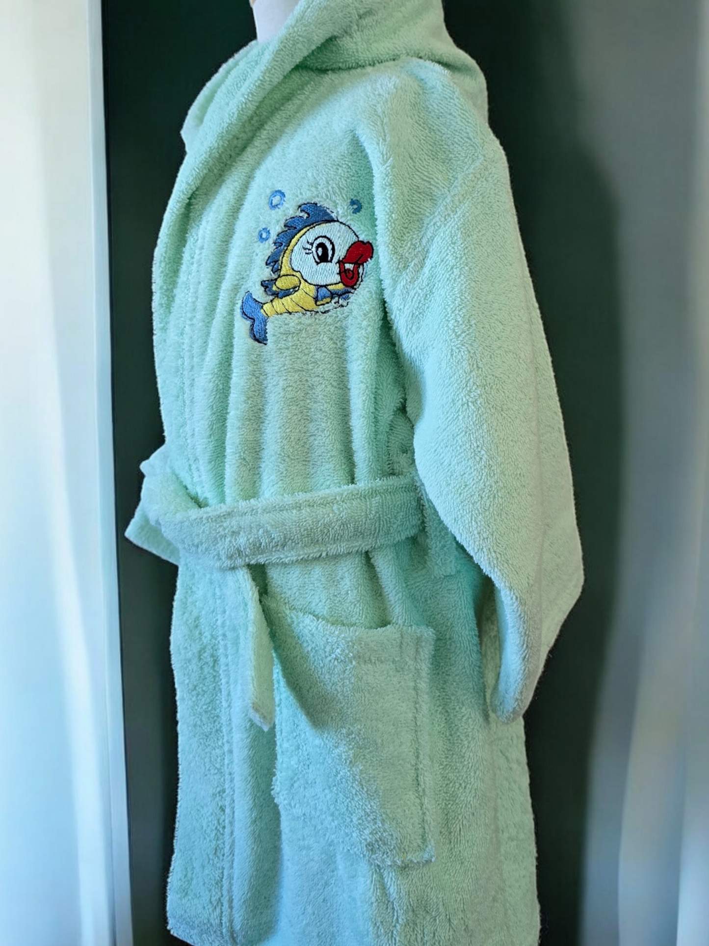 100% cotton soft and absorbent kids bathrobes, perfect for bath or pool time. Kids bathrobes and towels, Turkish cotton colourful, unique and luxurious. Fun kids bath time, kids swimming lessons, bubble bath, pure cotton, gift ideas, pool party, children’s birthday present.