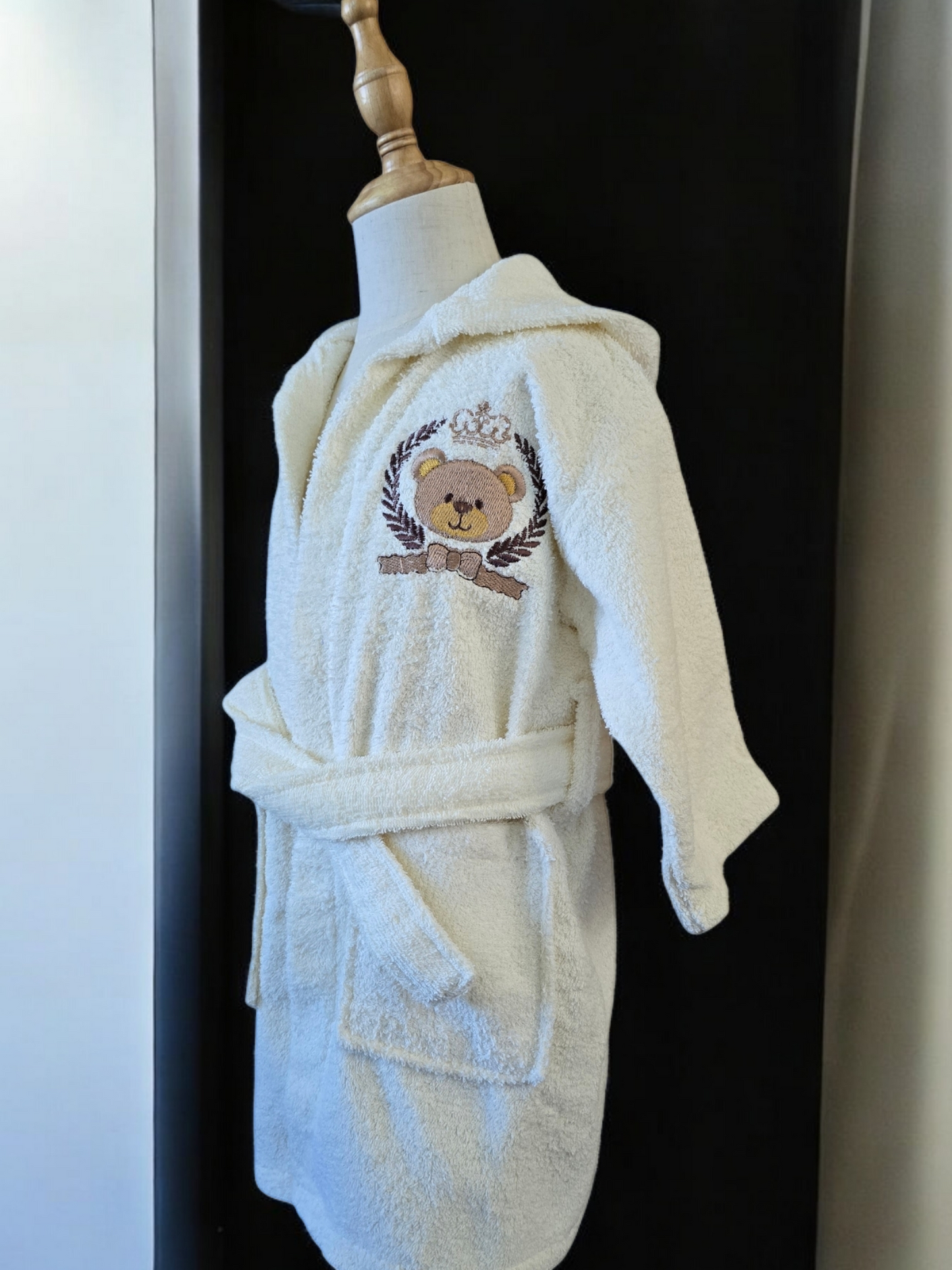 100% cotton soft and absorbent kids bathrobes, perfect for bath or pool time. Kids bathrobes and towels, Turkish cotton colourful, unique and luxurious. Fun kids bath time, kids swimming lessons, bubble bath, pure cotton, gift ideas, pool party, children’s birthday present.