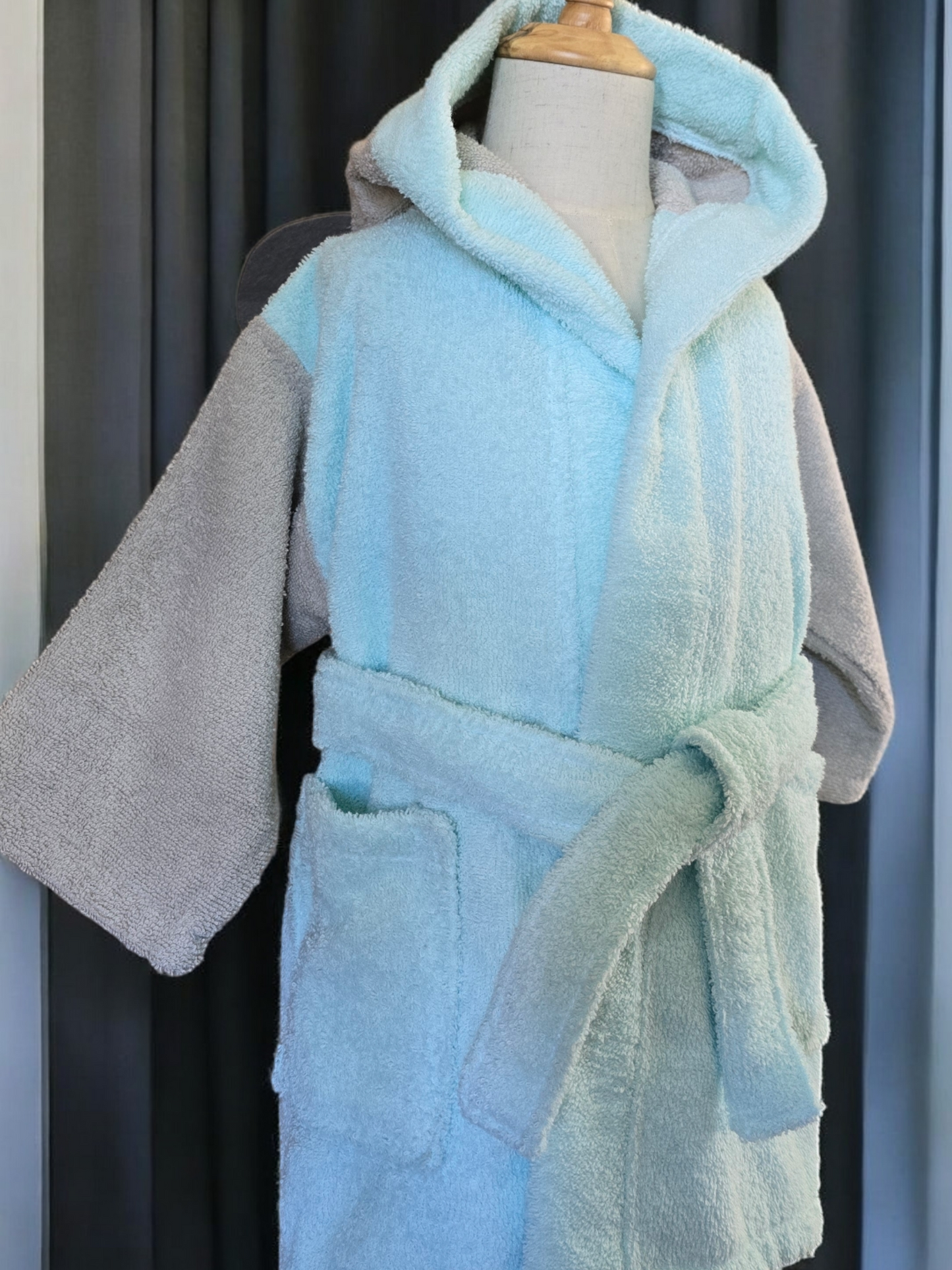 100% cotton soft and absorbent kids bathrobes, perfect for bath or pool time. Kids bathrobes and towels, Turkish cotton colourful, unique and luxurious. Fun kids bath time, kids swimming lessons, bubble bath, pure cotton, gift ideas, pool party, children’s birthday present.