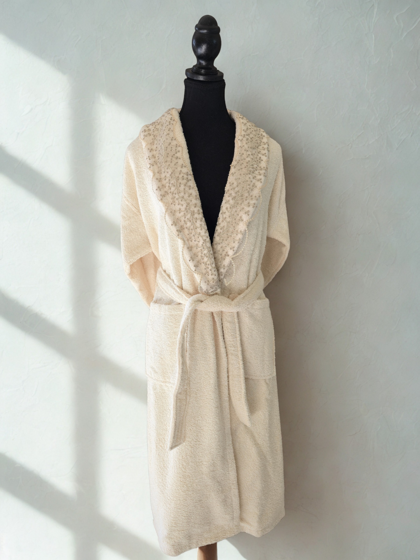 Allium Cream Bathrobe made from 100% cotton, designed for everyday comfort and luxury.