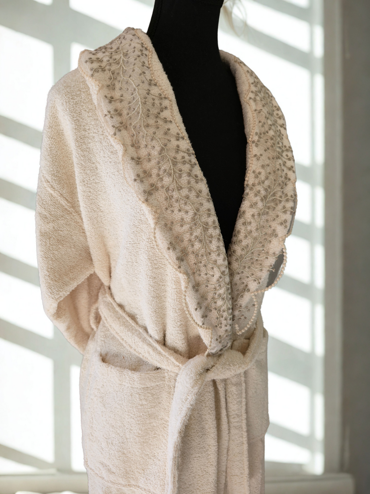 Allium Cream Bathrobe made from 100% cotton, designed for everyday comfort and luxury.