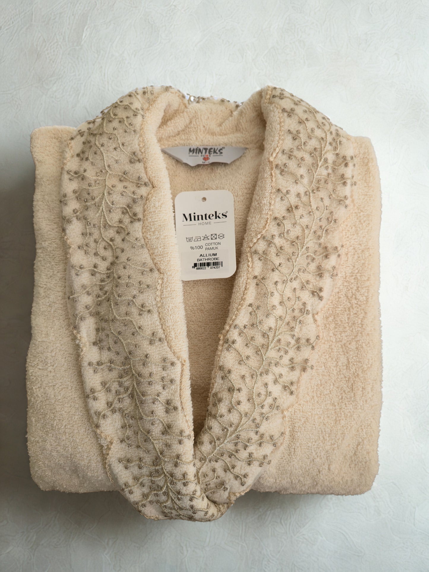 Allium Cream Bathrobe made from 100% cotton, designed for everyday comfort and luxury.