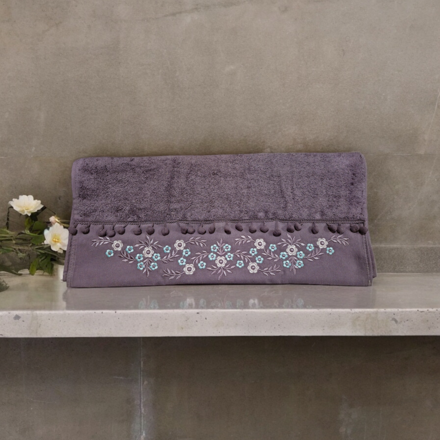 Soft and absorbent purple bath towel 50x90cm.