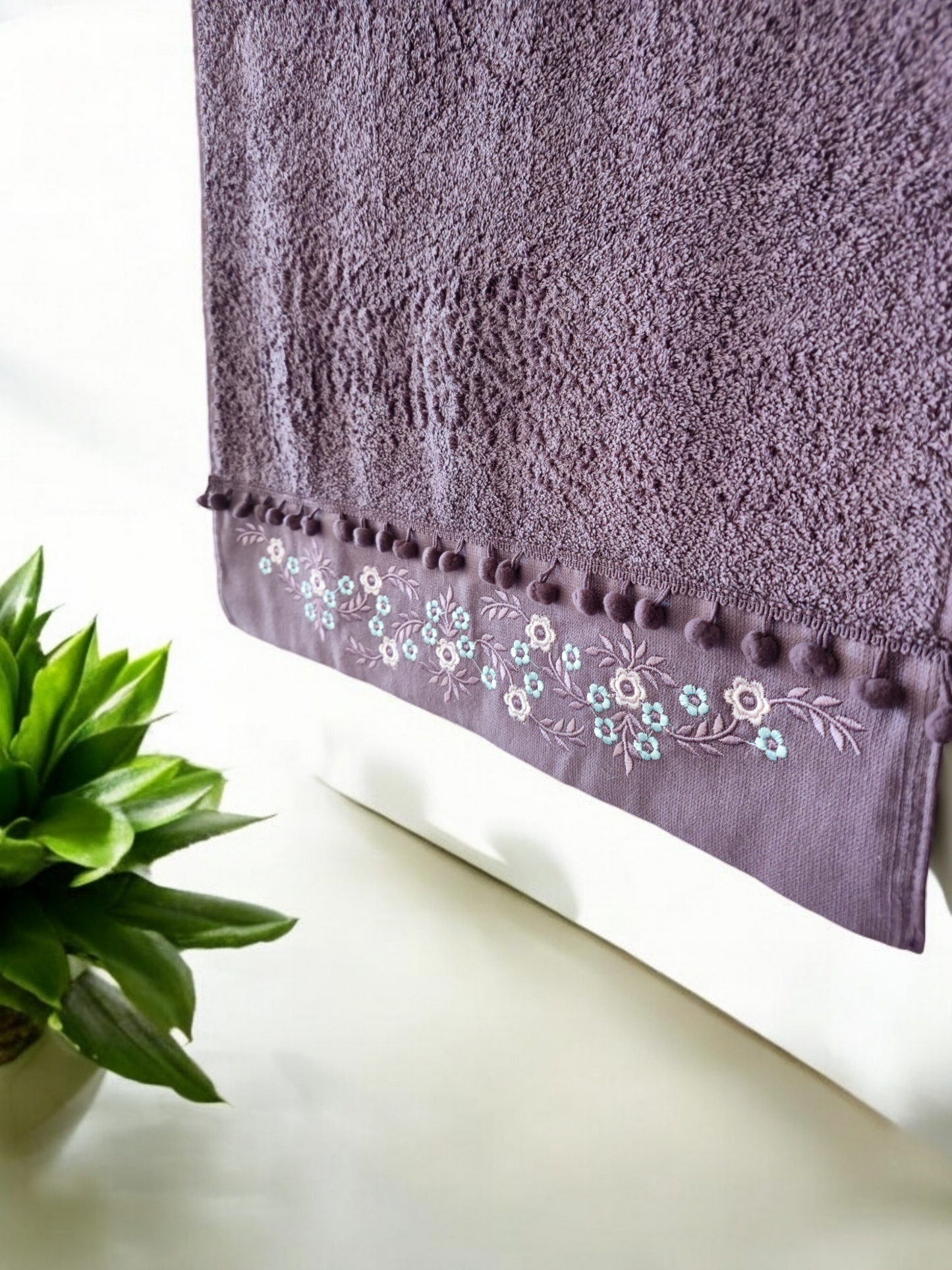 Soft and absorbent purple bath towel 50x90cm.