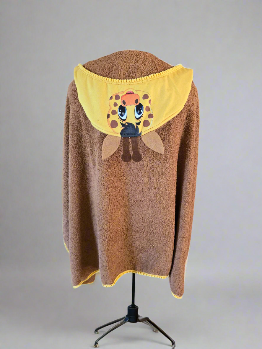 Kids hooded towel in brown with giraffe design