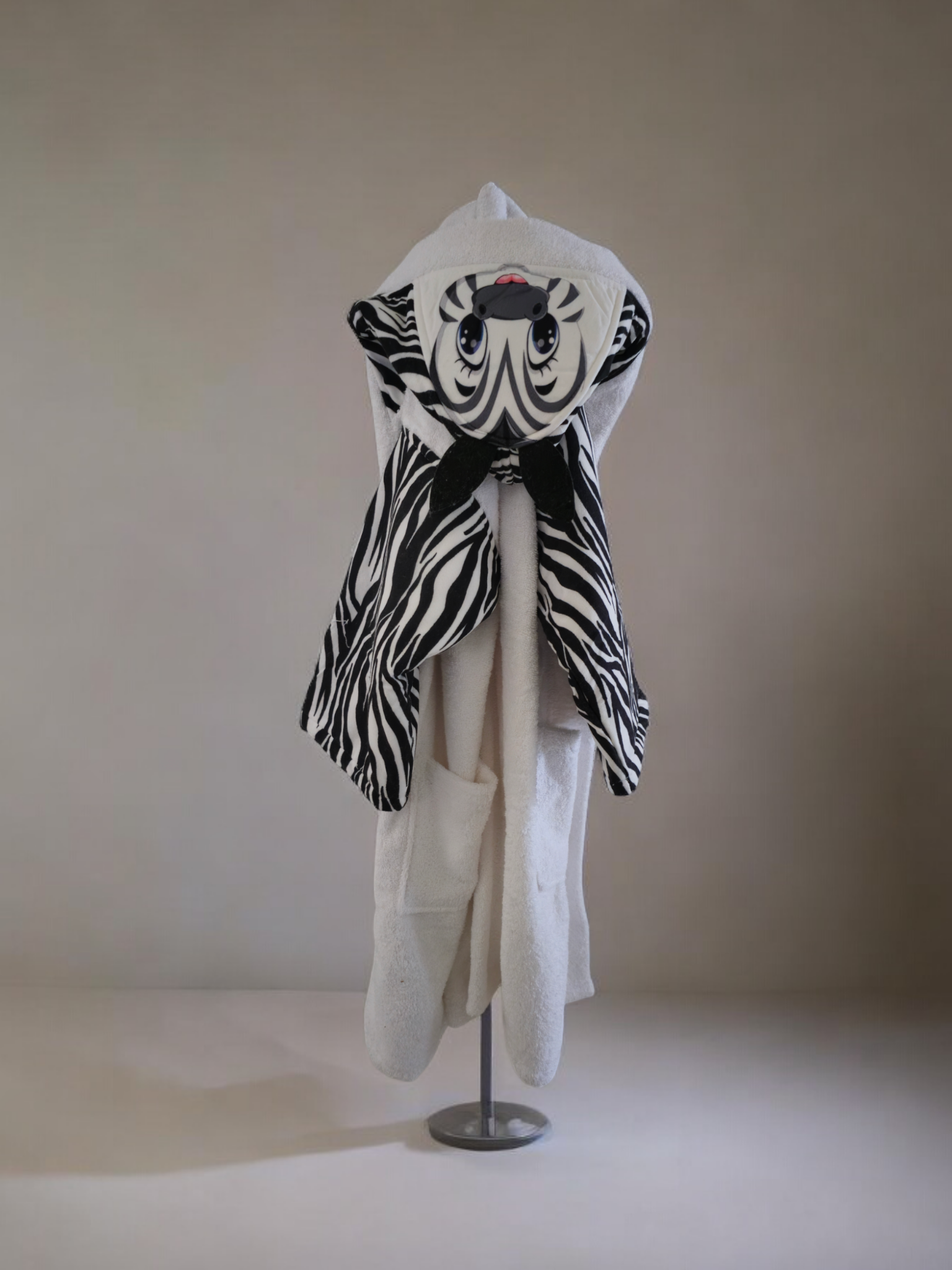 100% cotton soft and absorbent kids bathrobes, perfect for bath or pool time. Kids bathrobes and towels, Turkish cotton colourful, unique and luxurious. Fun kids bath time, kids swimming lessons, bubble bath, pure cotton, gift ideas, pool party, children’s birthday present.