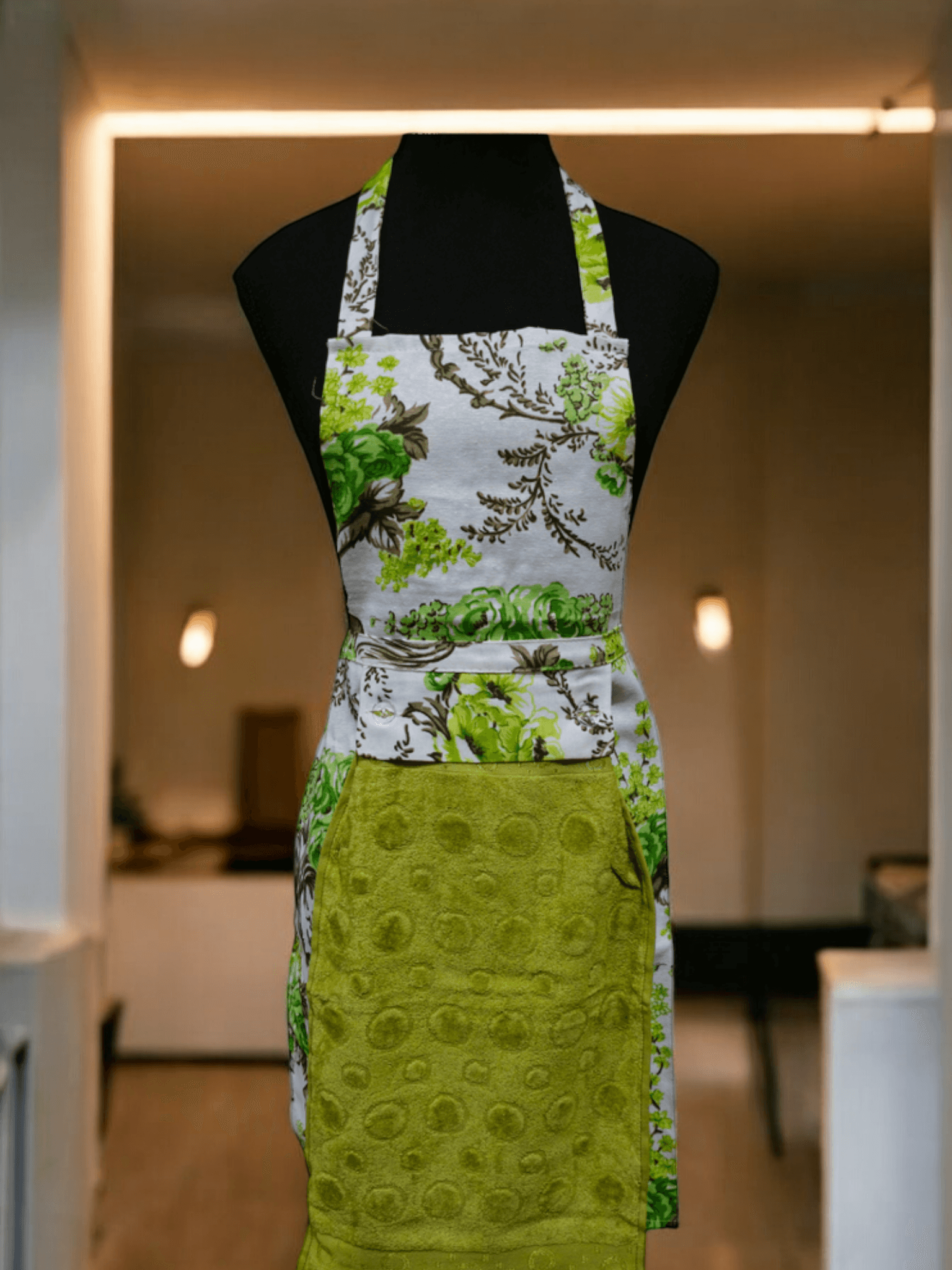 Turkish cotton colourful aprons. Luxury cotton aprons. Apron with attachable towel. Kitchen aprons. Kitchen gift ideas. Mother’s day gift. Kitchen wear and kitchen décor. 