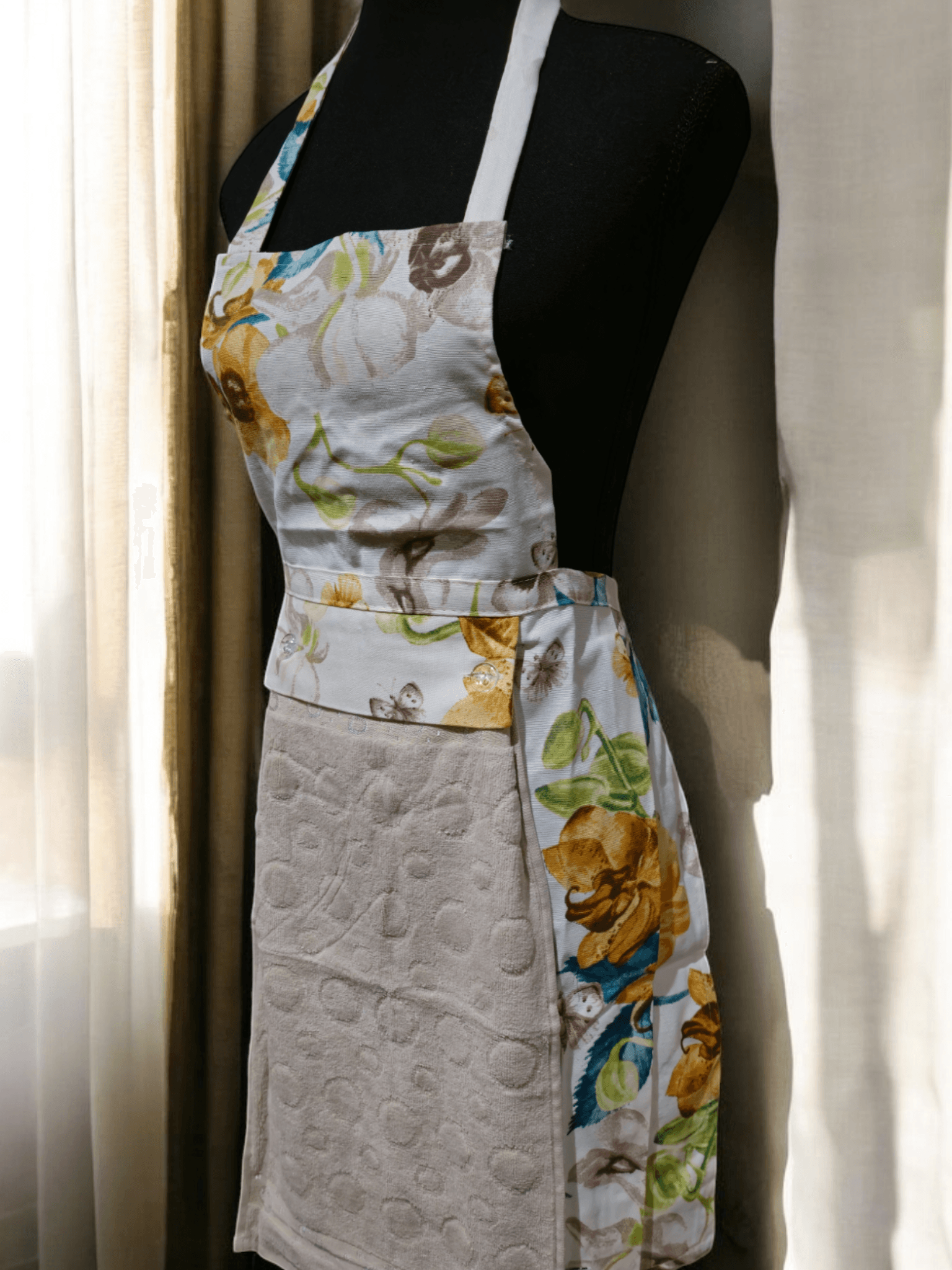 Turkish cotton colourful aprons. Luxury cotton aprons. Apron with attachable towel. Kitchen aprons. Kitchen gift ideas. Mother’s day gift. Kitchen wear and kitchen décor. 