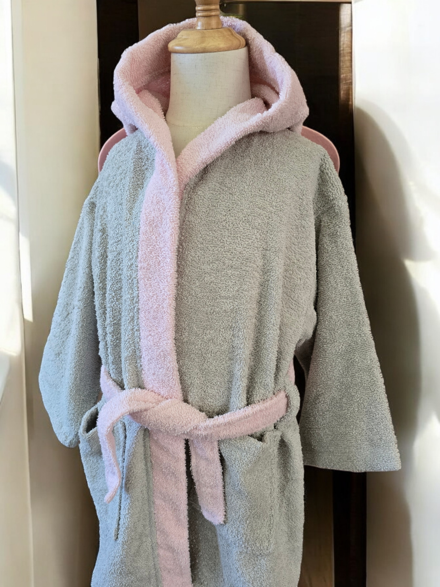 100% cotton soft and absorbent kids bathrobes, perfect for bath or pool time. Kids bathrobes and towels, Turkish cotton colourful, unique and luxurious. Fun kids bath time, kids swimming lessons, bubble bath, pure cotton, gift ideas, pool party, children’s birthday present.
