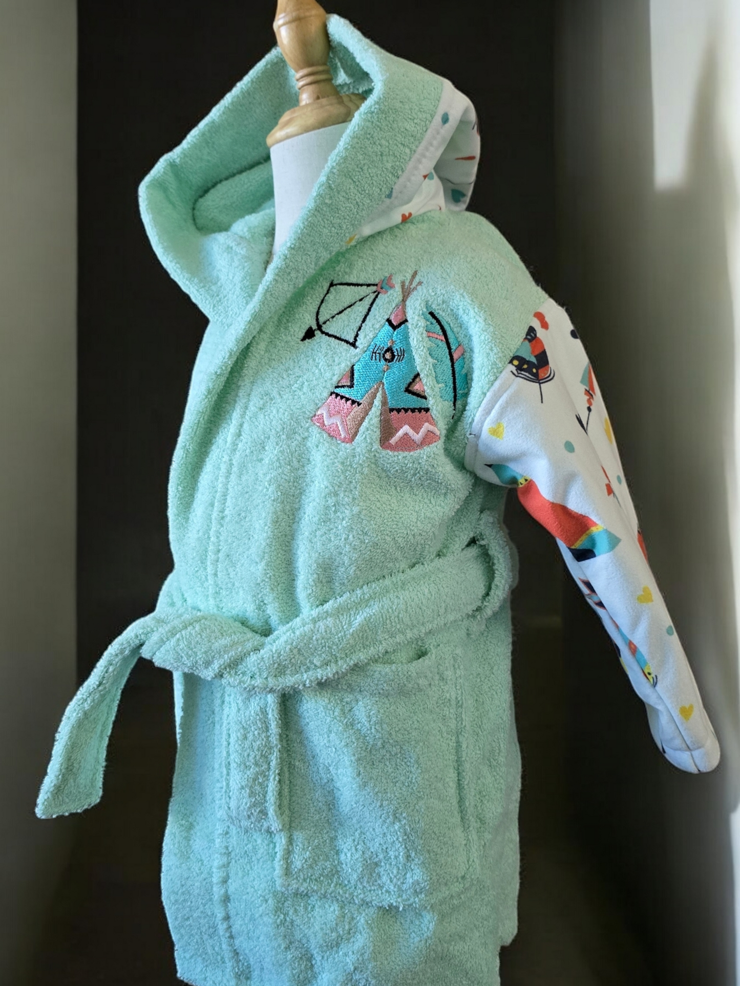 100% cotton soft and absorbent kids bathrobes, perfect for bath or pool time. Kids bathrobes and towels, Turkish cotton colourful, unique and luxurious. Fun kids bath time, kids swimming lessons, bubble bath, pure cotton, gift ideas, pool party, children’s birthday present.
