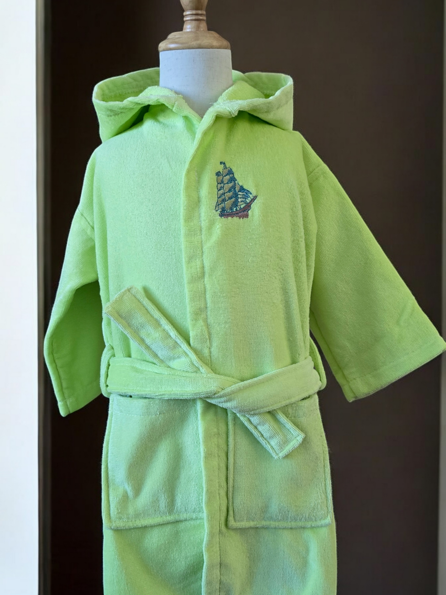 100% cotton soft and absorbent kids bathrobes, perfect for bath or pool time. Kids bathrobes and towels, Turkish cotton colourful, unique and luxurious. Fun kids bath time, kids swimming lessons, bubble bath, pure cotton, gift ideas, pool party, children’s birthday present.