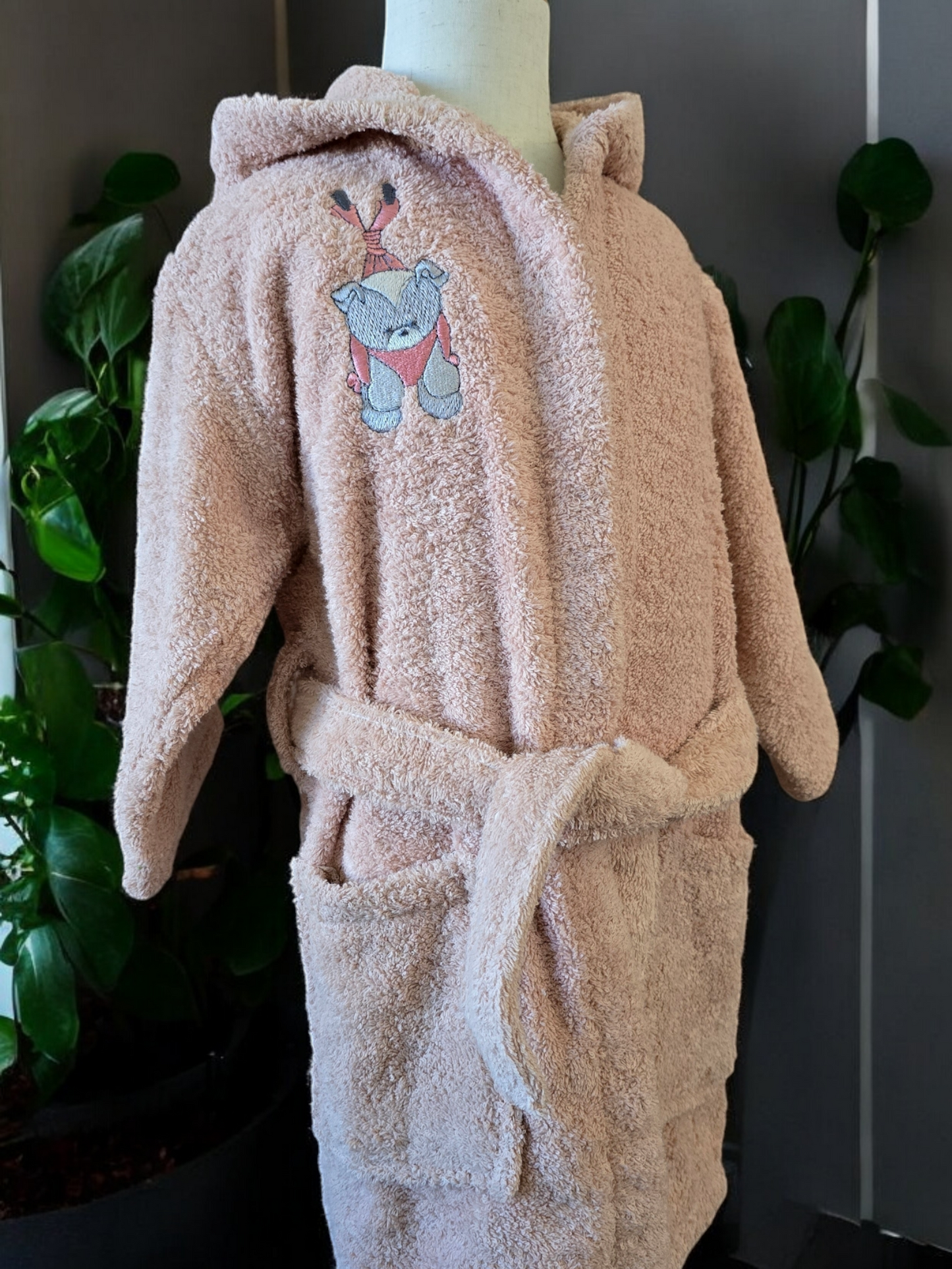 100% cotton soft and absorbent kids bathrobes, perfect for bath or pool time. Kids bathrobes and towels, Turkish cotton colourful, unique and luxurious. Fun kids bath time, kids swimming lessons, bubble bath, pure cotton, gift ideas, pool party, children’s birthday present.