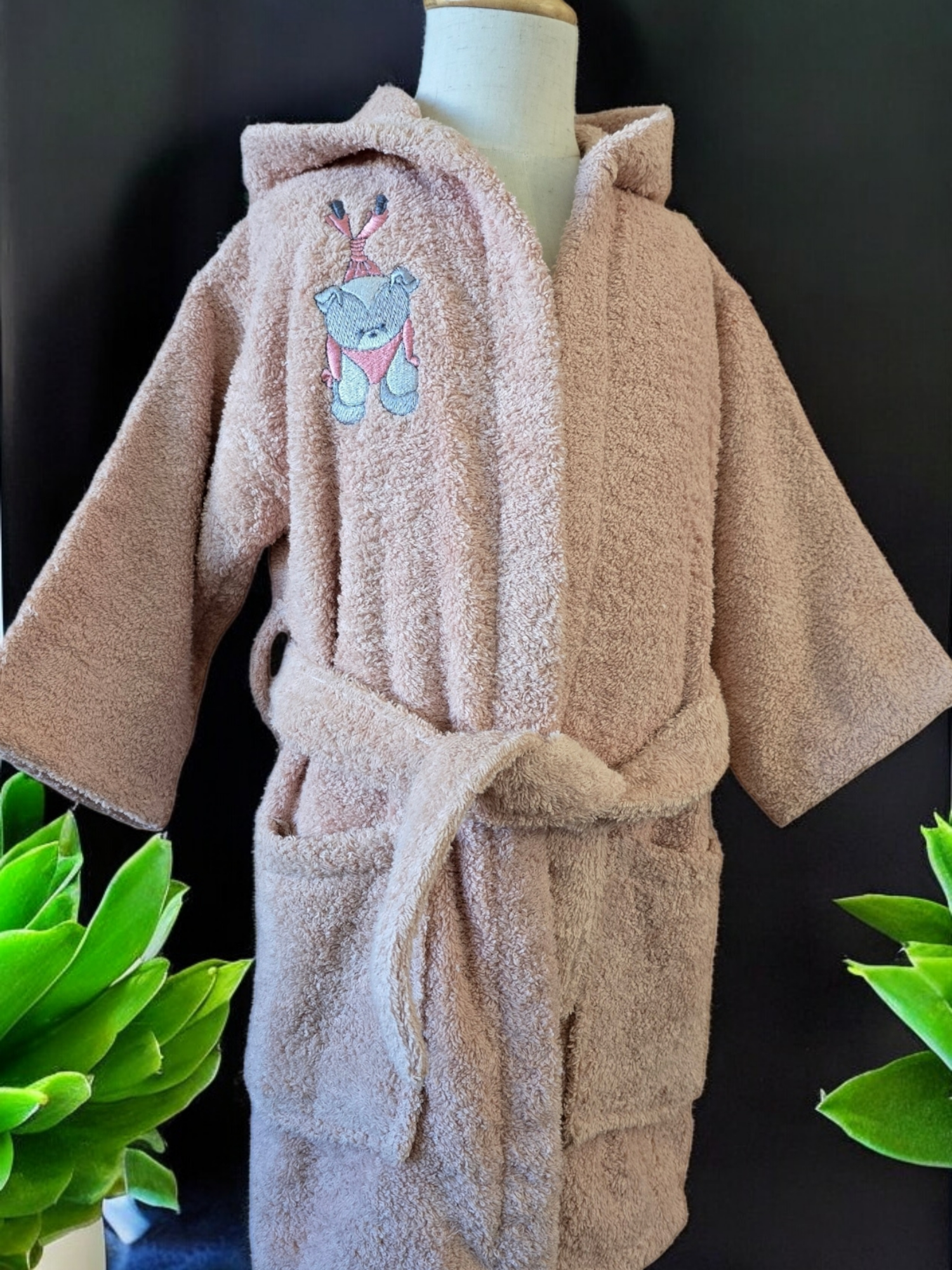 100% cotton soft and absorbent kids bathrobes, perfect for bath or pool time. Kids bathrobes and towels, Turkish cotton colourful, unique and luxurious. Fun kids bath time, kids swimming lessons, bubble bath, pure cotton, gift ideas, pool party, children’s birthday present.
