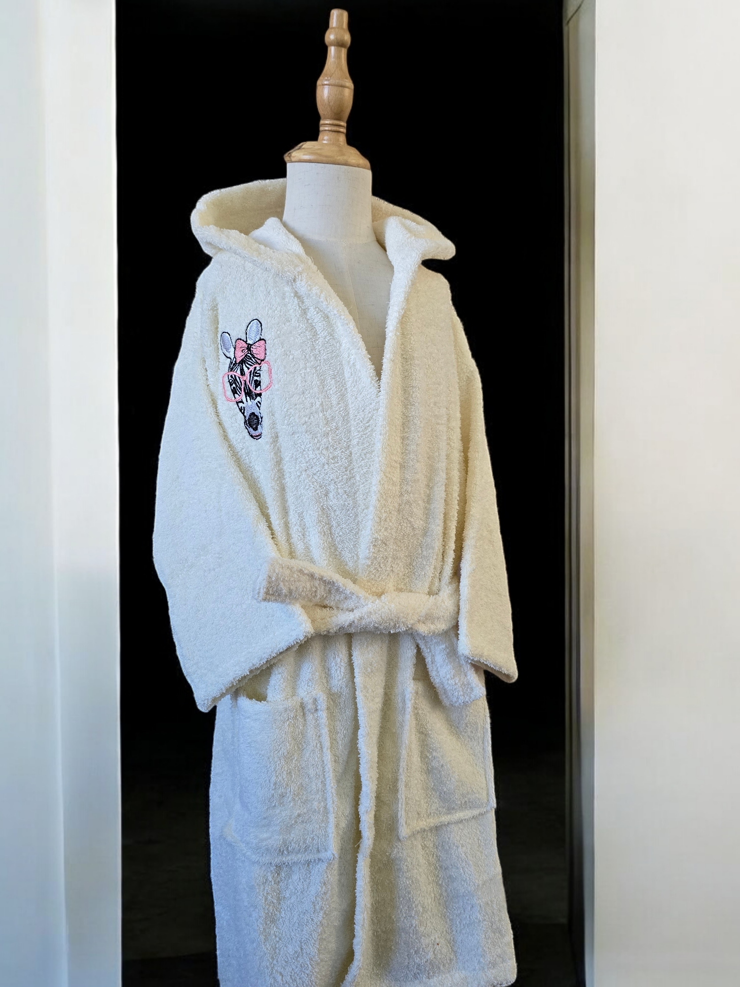 100% cotton soft and absorbent kids bathrobes, perfect for bath or pool time. Kids bathrobes and towels, Turkish cotton colourful, unique and luxurious. Fun kids bath time, kids swimming lessons, bubble bath, pure cotton, gift ideas, pool party, children’s birthday present.