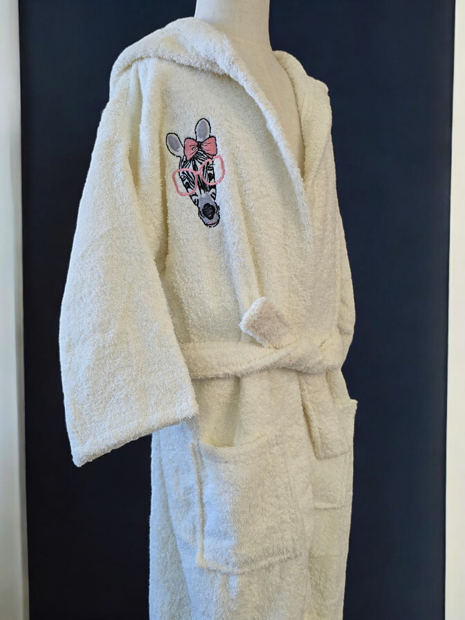 100% cotton soft and absorbent kids bathrobes, perfect for bath or pool time. Kids bathrobes and towels, Turkish cotton colourful, unique and luxurious. Fun kids bath time, kids swimming lessons, bubble bath, pure cotton, gift ideas, pool party, children’s birthday present.