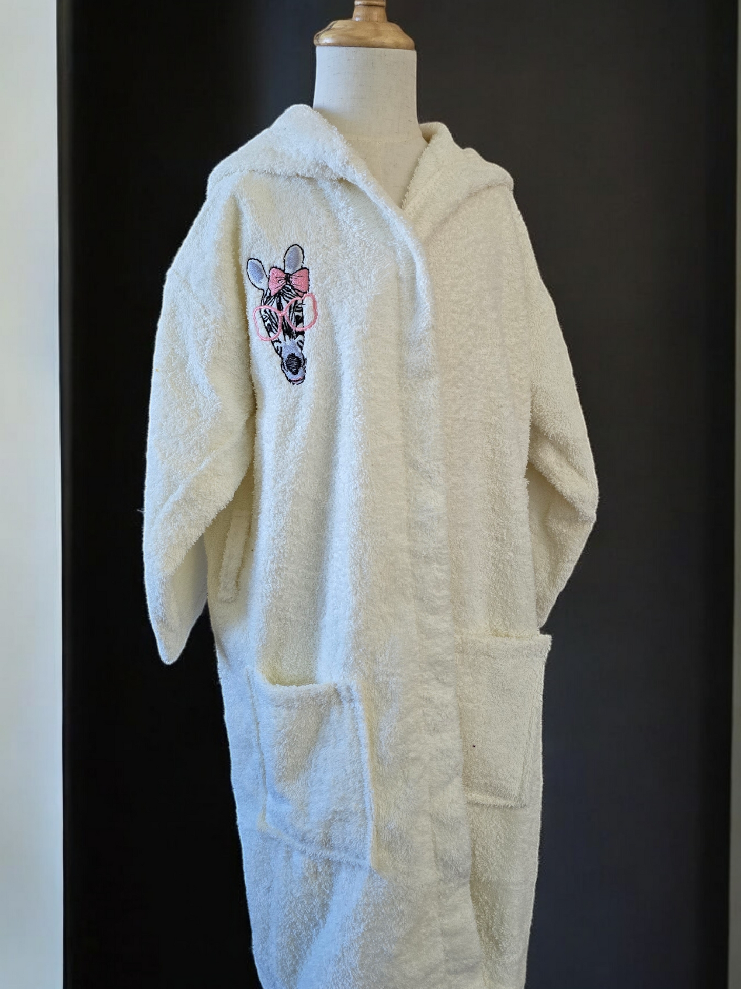 100% cotton soft and absorbent kids bathrobes, perfect for bath or pool time. Kids bathrobes and towels, Turkish cotton colourful, unique and luxurious. Fun kids bath time, kids swimming lessons, bubble bath, pure cotton, gift ideas, pool party, children’s birthday present.
