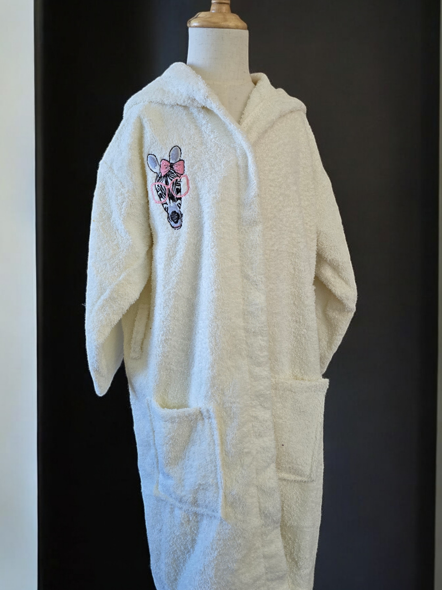 100% cotton soft and absorbent kids bathrobes, perfect for bath or pool time. Kids bathrobes and towels, Turkish cotton colourful, unique and luxurious. Fun kids bath time, kids swimming lessons, bubble bath, pure cotton, gift ideas, pool party, children’s birthday present.