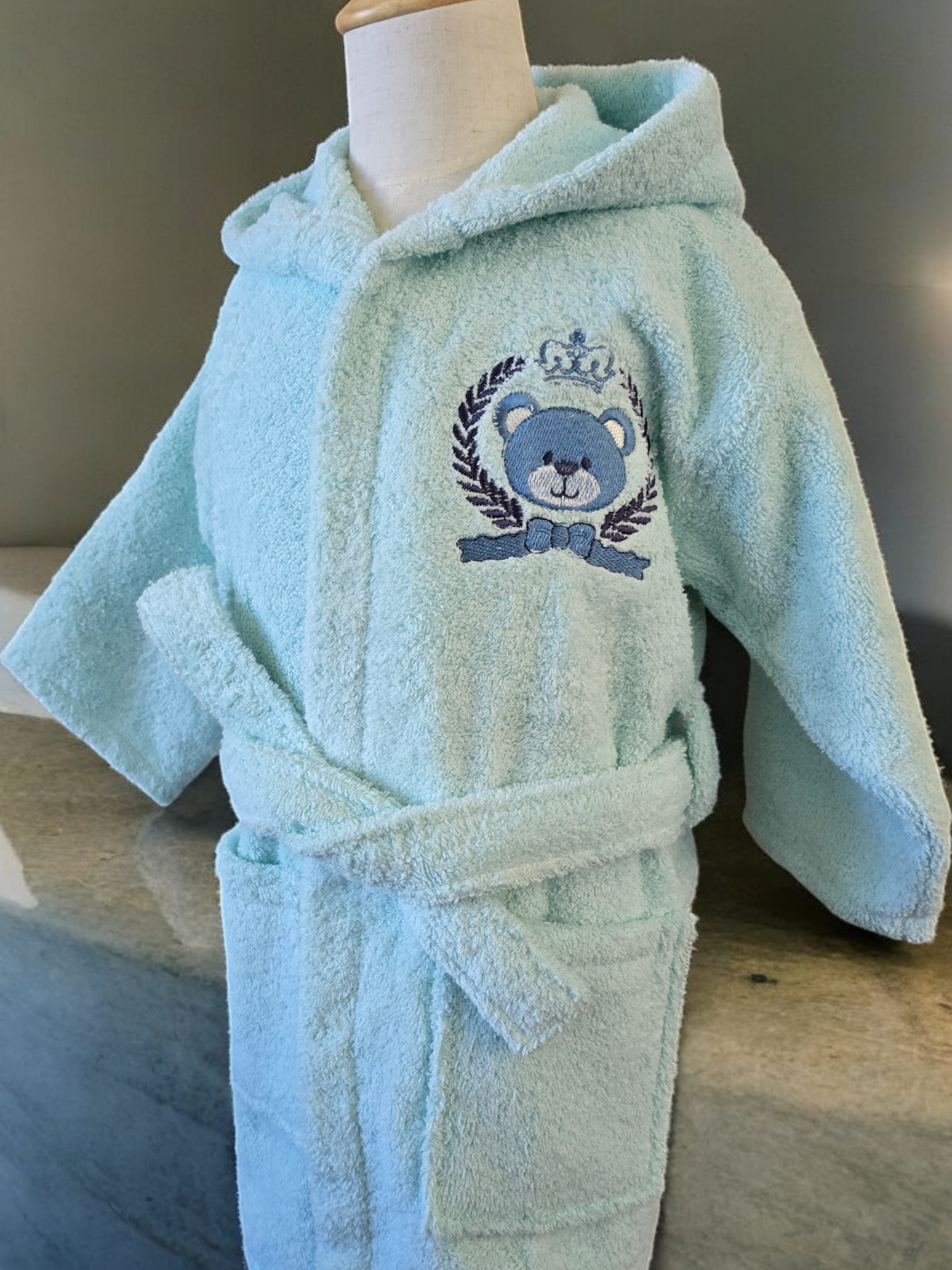 100% cotton soft and absorbent kids bathrobes, perfect for bath or pool time. Kids bathrobes and towels, Turkish cotton colourful, unique and luxurious. Fun kids bath time, kids swimming lessons, bubble bath, pure cotton, gift ideas, pool party, children’s birthday present.