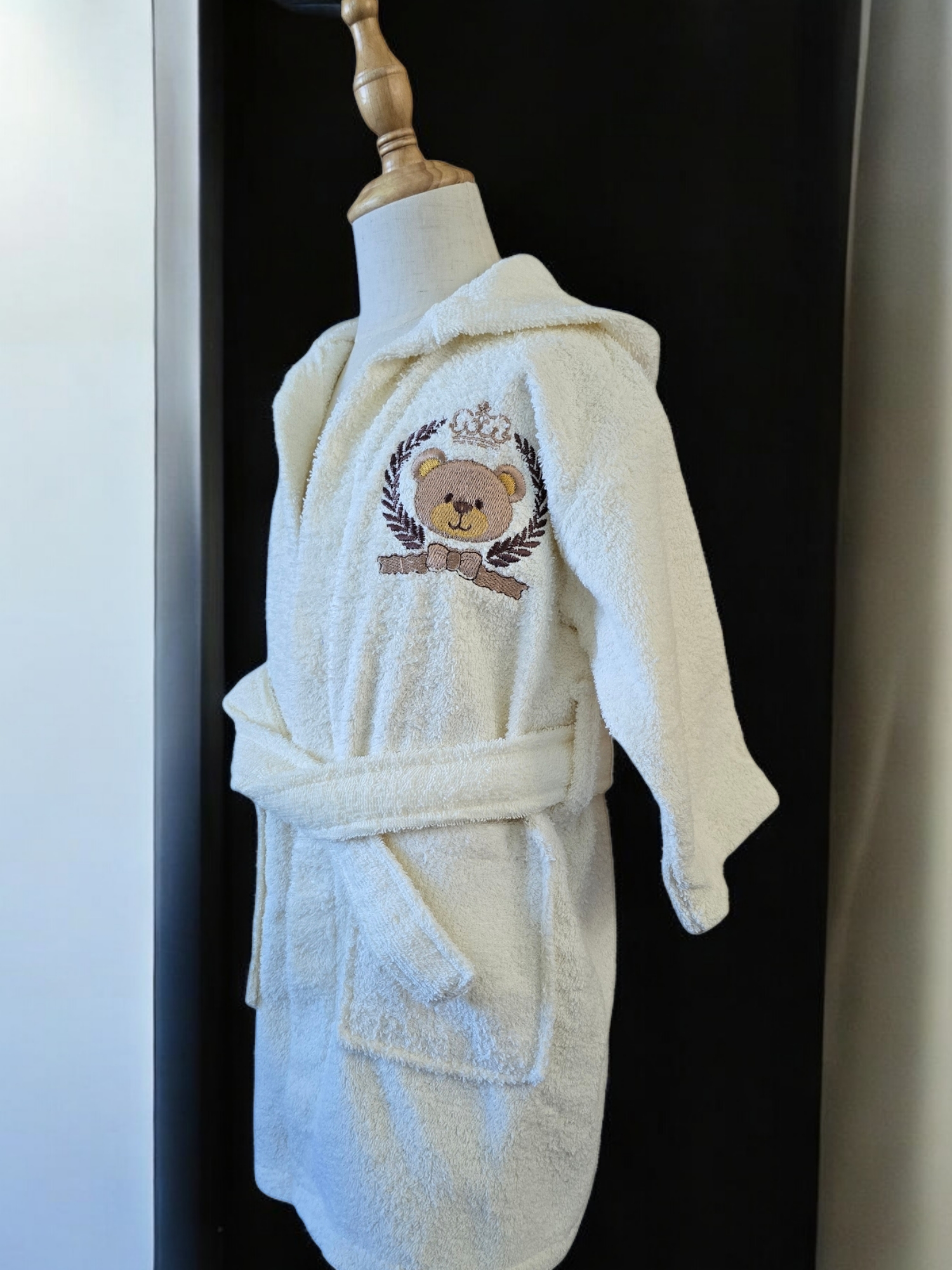 100% cotton soft and absorbent kids bathrobes, perfect for bath or pool time. Kids bathrobes and towels, Turkish cotton colourful, unique and luxurious. Fun kids bath time, kids swimming lessons, bubble bath, pure cotton, gift ideas, pool party, children’s birthday present.