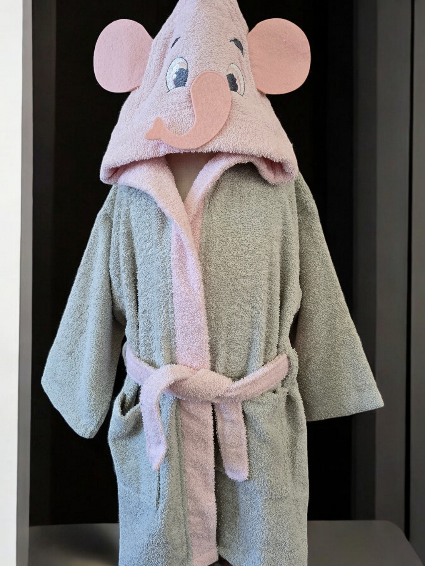 100% cotton soft and absorbent kids bathrobes, perfect for bath or pool time. Kids bathrobes and towels, Turkish cotton colourful, unique and luxurious. Fun kids bath time, kids swimming lessons, bubble bath, pure cotton, gift ideas, pool party, children’s birthday present.