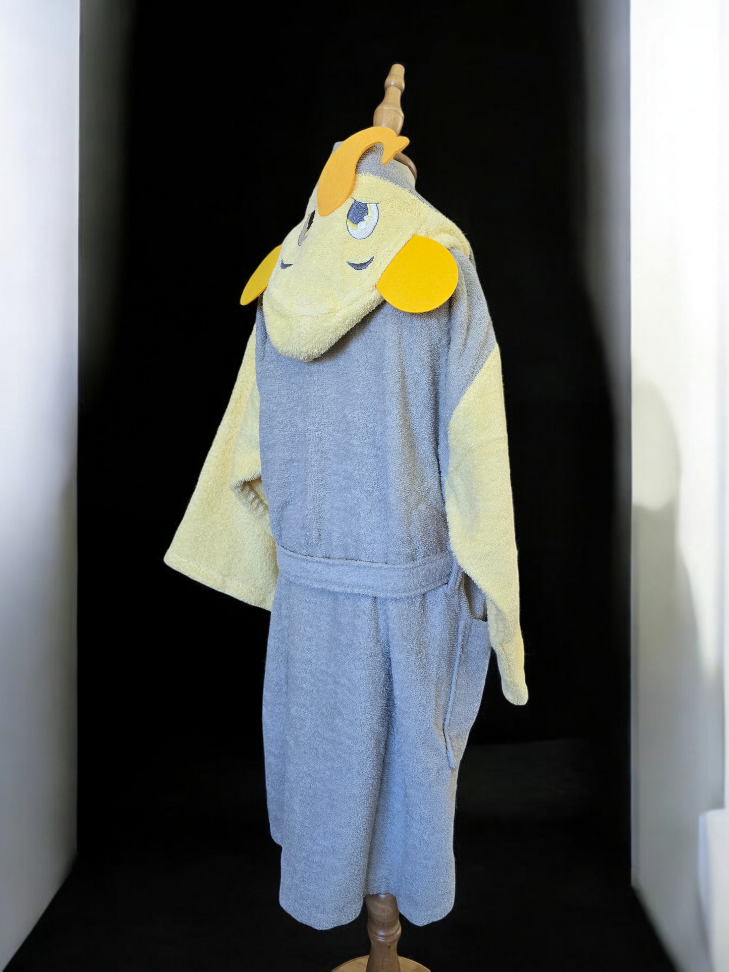 100% cotton soft and absorbent kids bathrobes, perfect for bath or pool time. Kids bathrobes and towels, Turkish cotton colourful, unique and luxurious. Fun kids bath time, kids swimming lessons, bubble bath, pure cotton, gift ideas, pool party, children’s birthday present.