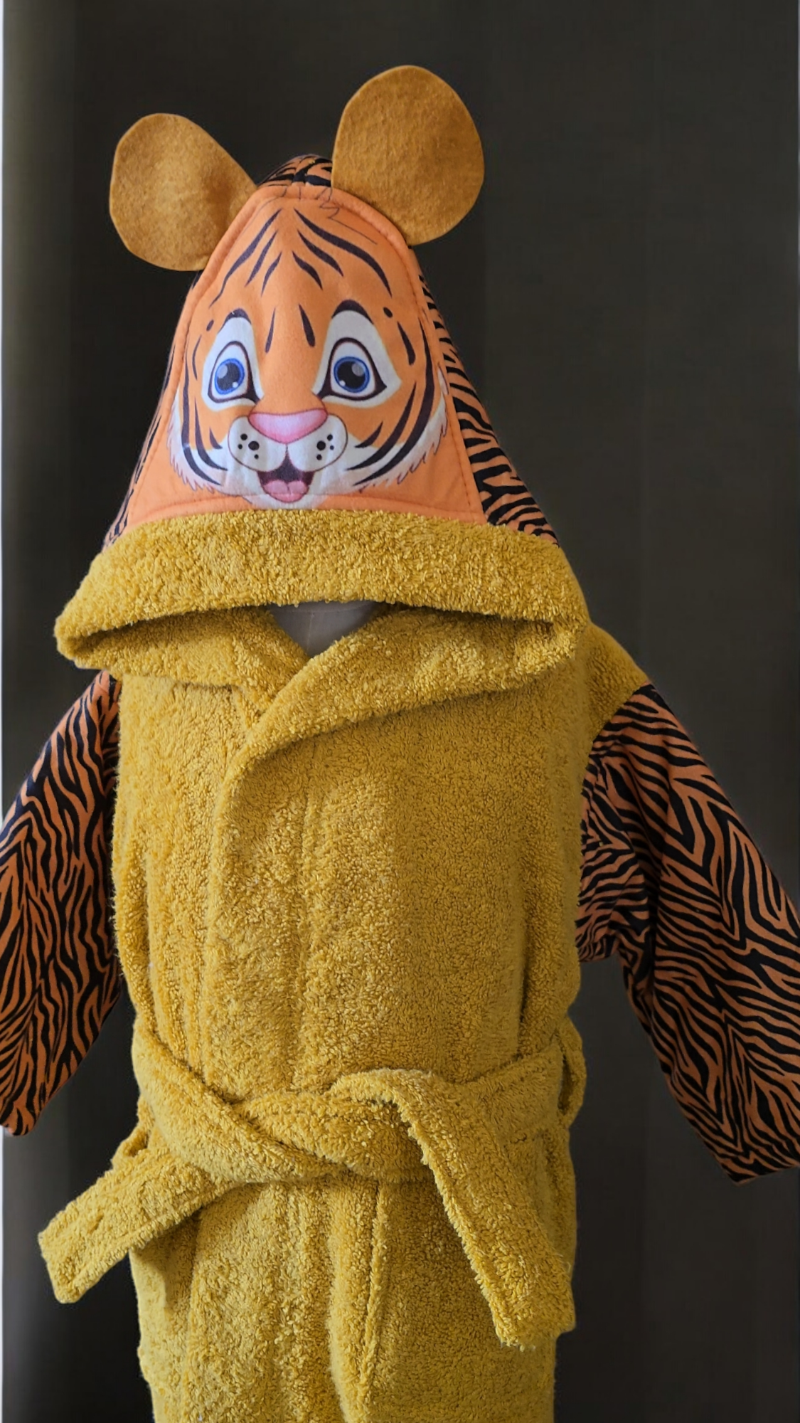 100% cotton soft and absorbent kids bathrobes, perfect for bath or pool time. Kids bathrobes and towels, Turkish cotton colourful, unique and luxurious. Fun kids bath time, kids swimming lessons, bubble bath, pure cotton, gift ideas, pool party, children’s birthday present.
