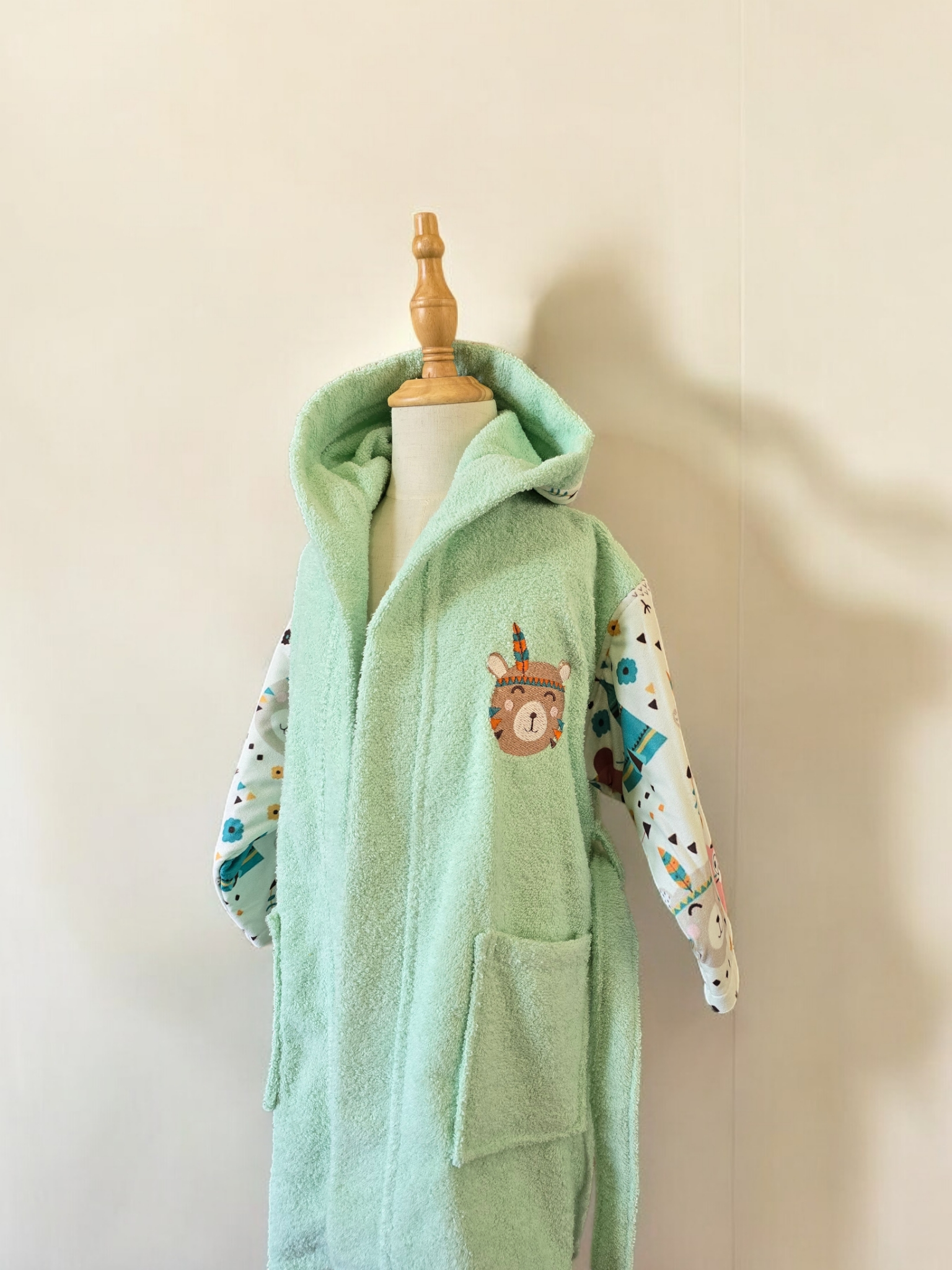 100% cotton soft and absorbent kids bathrobes, perfect for bath or pool time. Kids bathrobes and towels, Turkish cotton colourful, unique and luxurious. Fun kids bath time, kids swimming lessons, bubble bath, pure cotton, gift ideas, pool party, children’s birthday present.